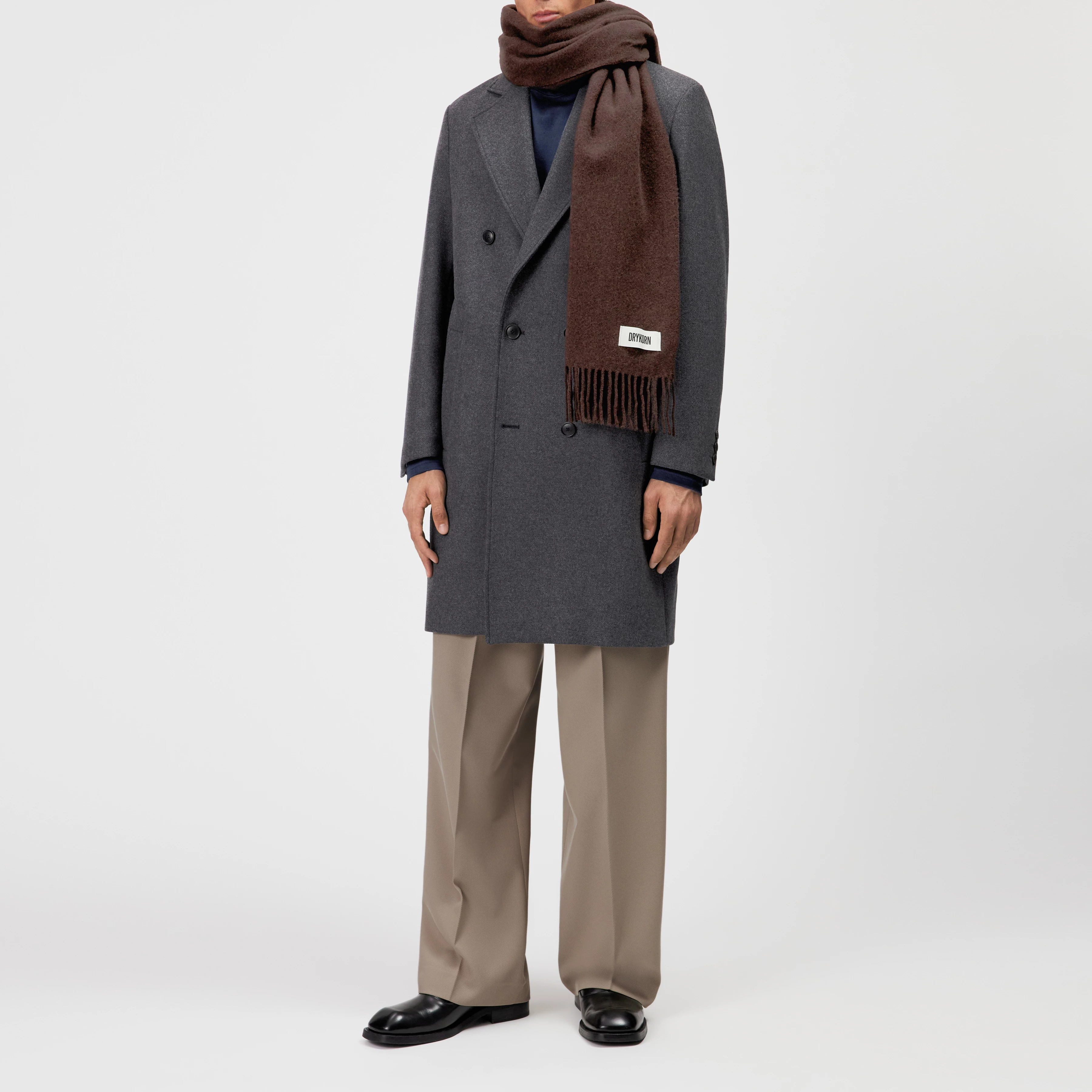 GAZE_4 - Schal in Wolltwill - Unisex - braun - Detailansicht am Model