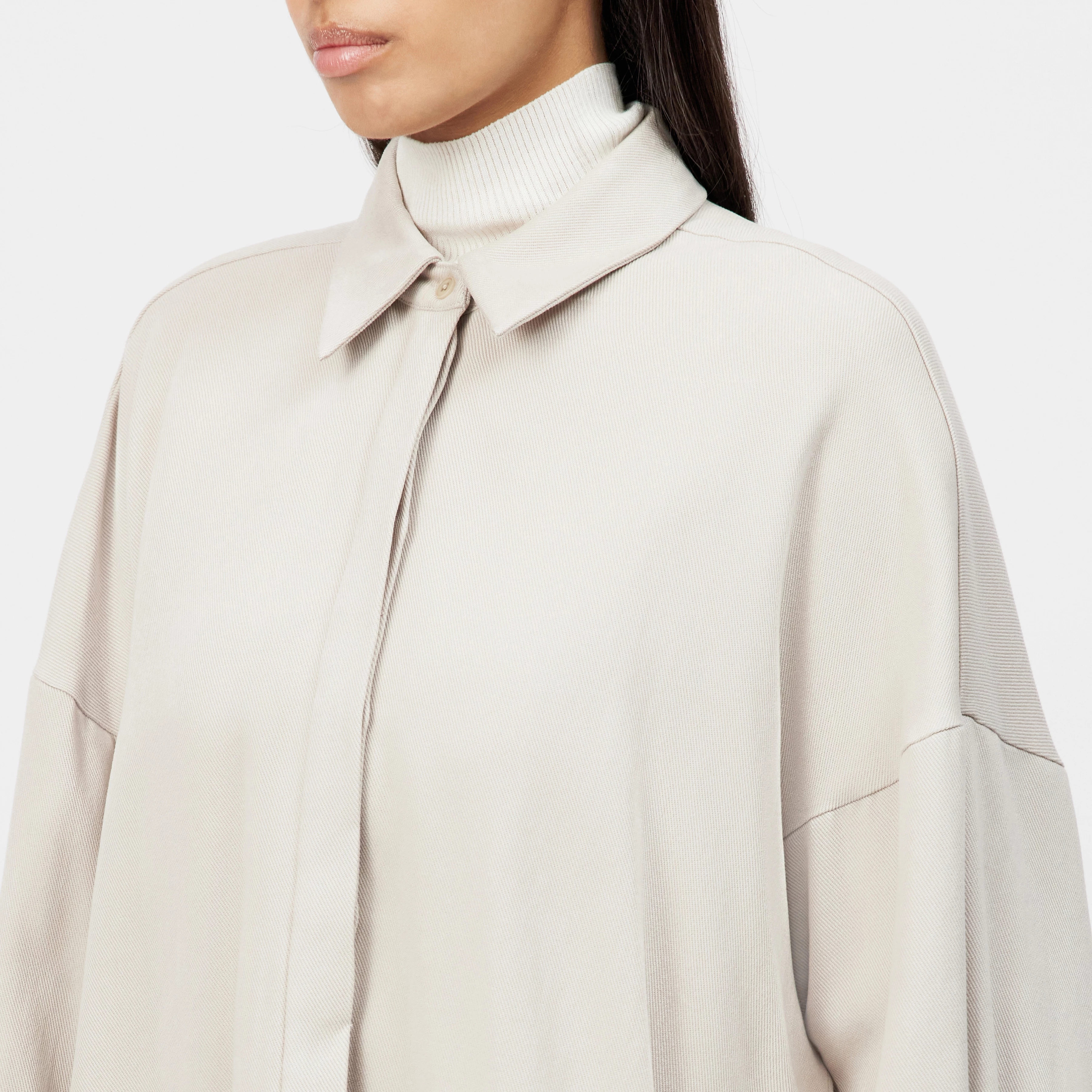 OSHIA - Oversized shirt blouse in lyocell - women - beige - Detailansicht am Model