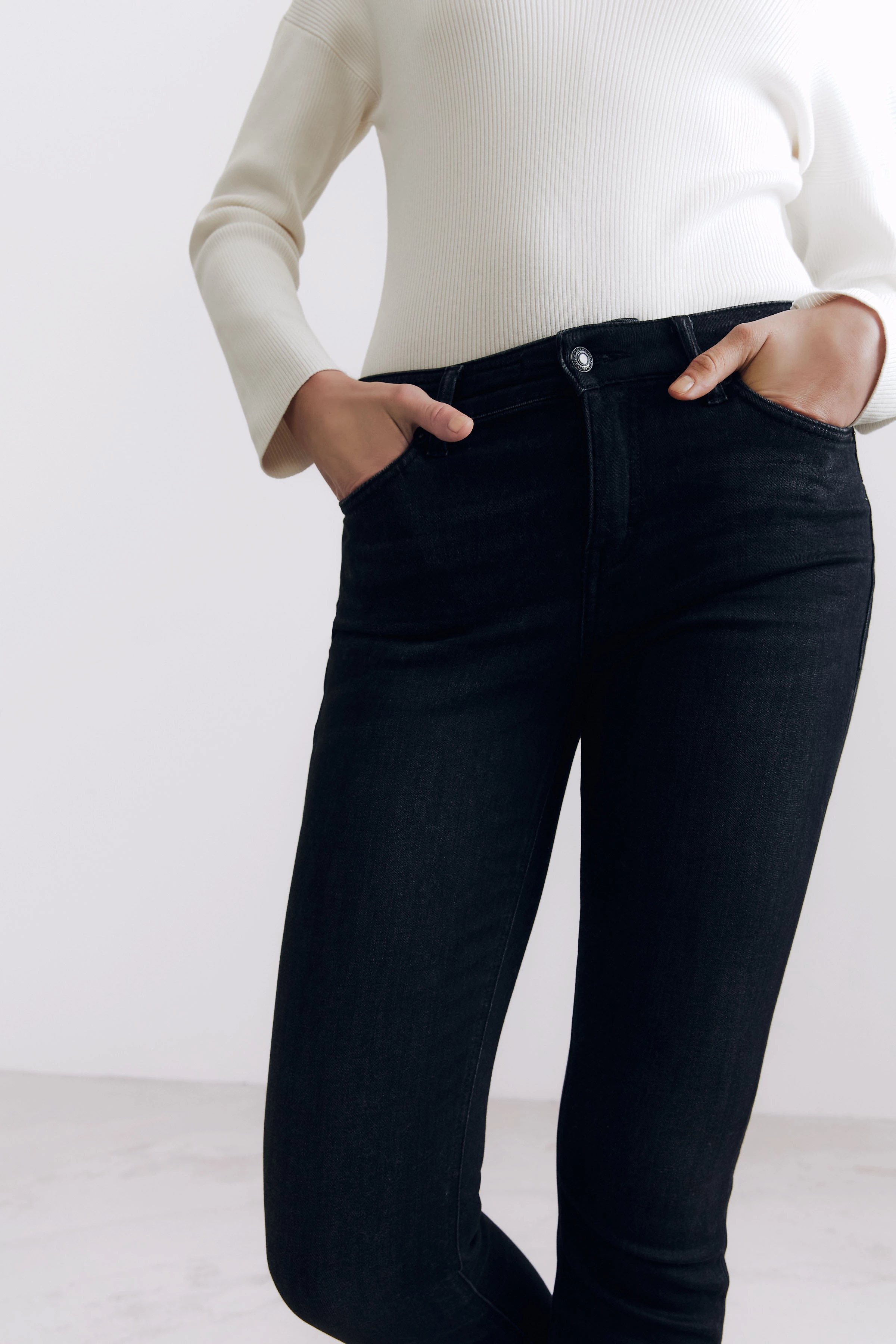 NEED - skinny jeans in black denim - women - Natural Aluminium - Detailansicht am Model