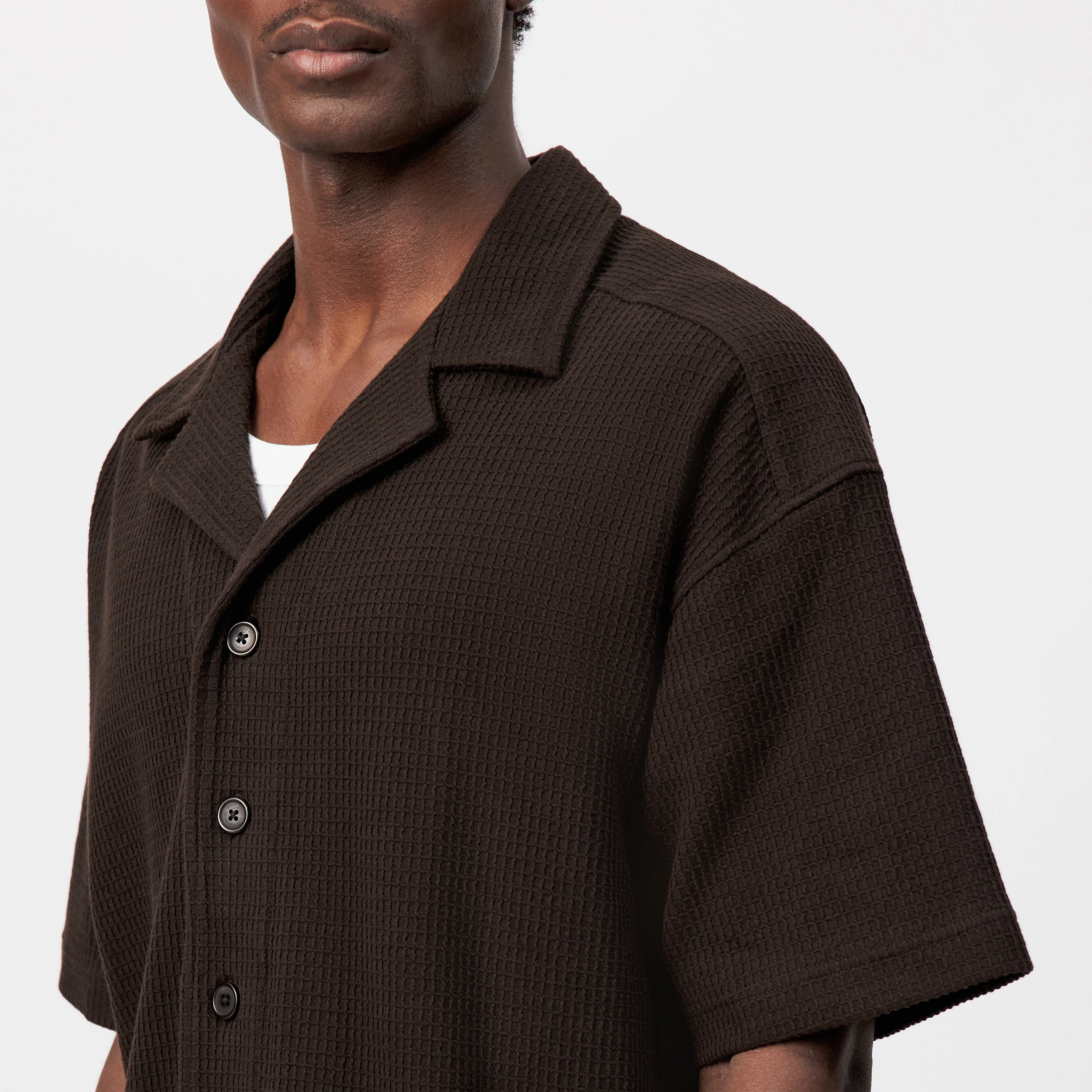 BASIIL - Chemise manches courtes Relaxed Fit en coton Dry Touch - men - marron - Detailansicht am Model