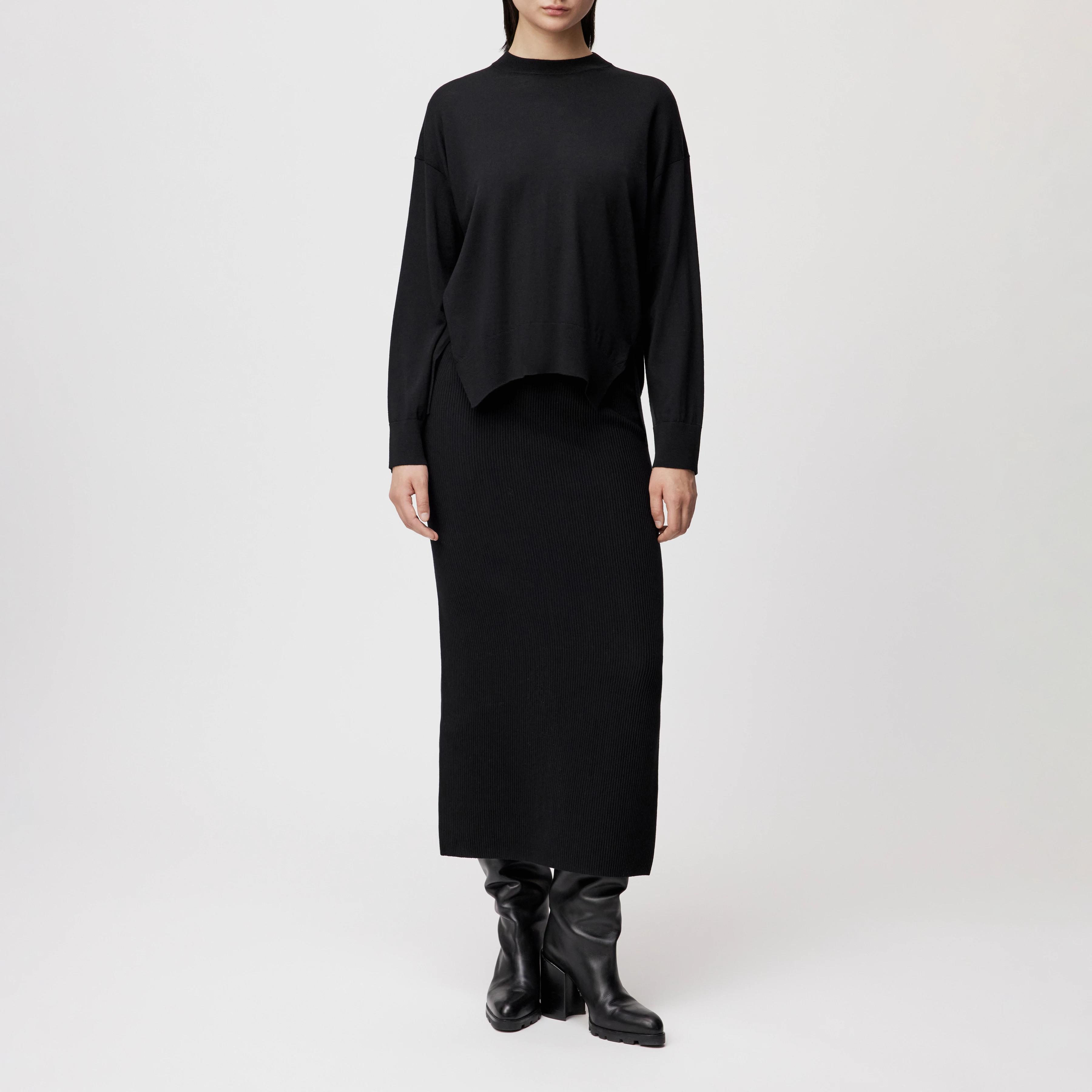 LIZIELA - Pull à col rond en laine mérinos fine - women - noir - Ganzkörper-Frontansicht