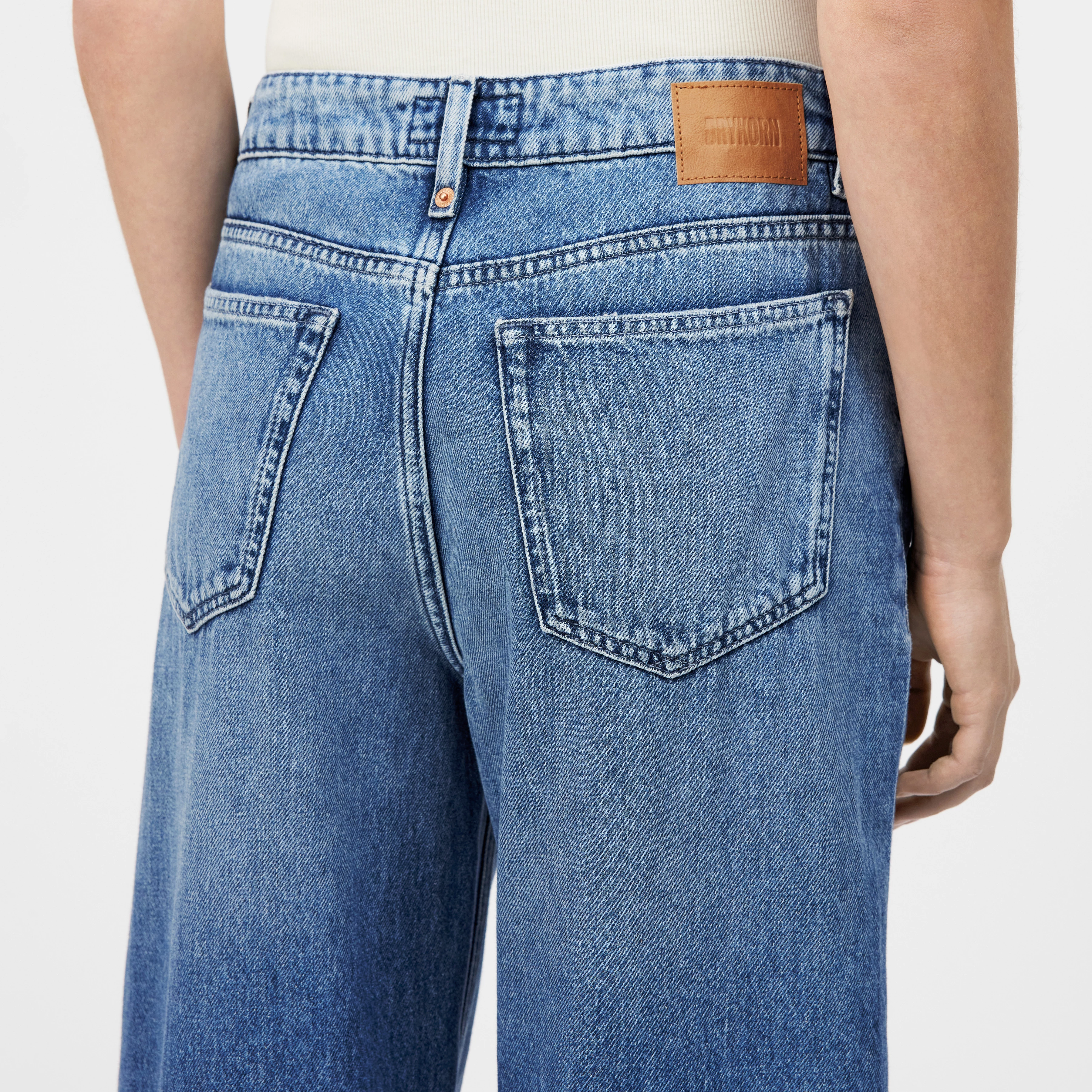 MEDLEY - Mid-Waist Jeans in Mid-Blue Denim - Damen - blau - Detailansicht am Model