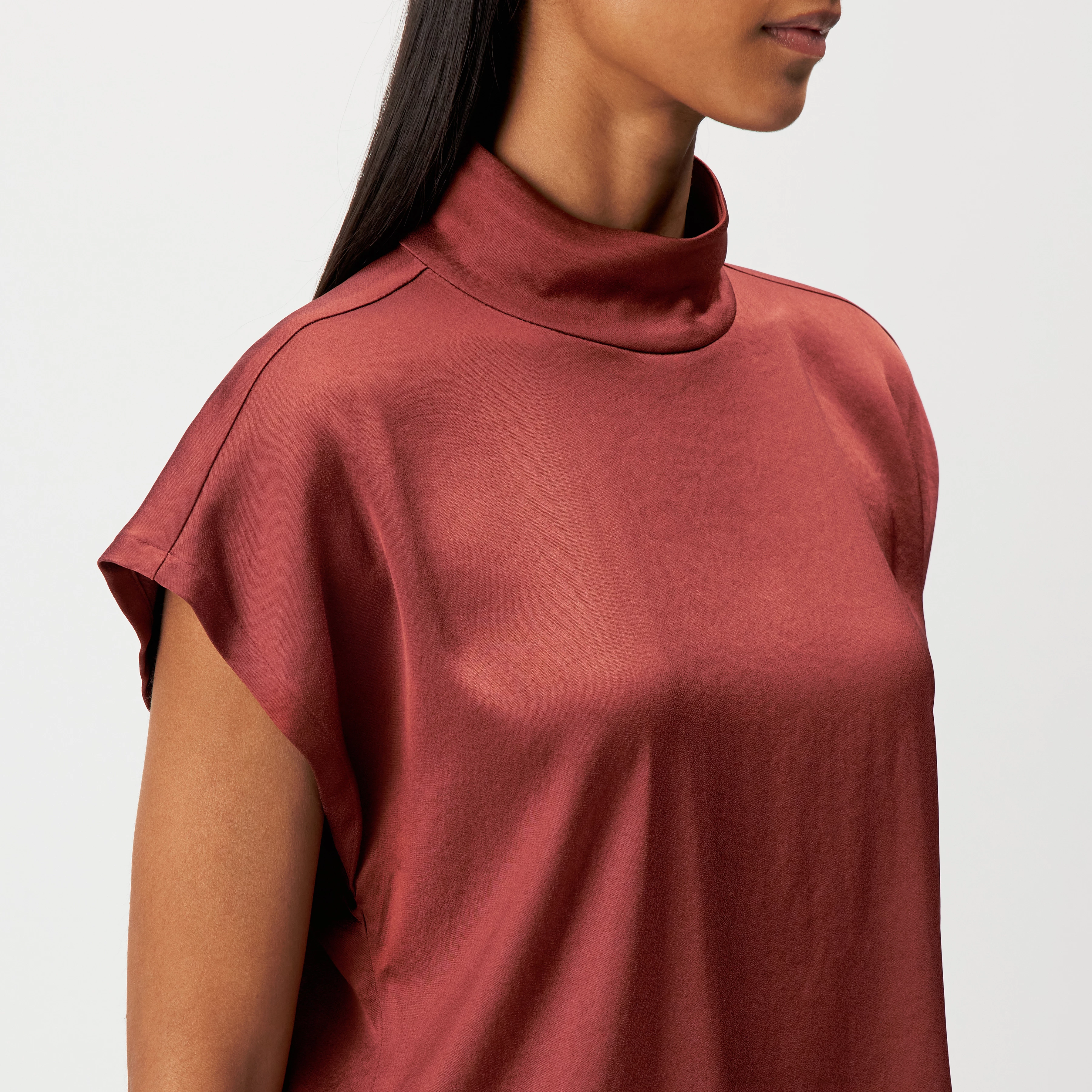 ALARIA_1 - Shirt blouse with stand-up collar in satin - women - red - Detailansicht am Model