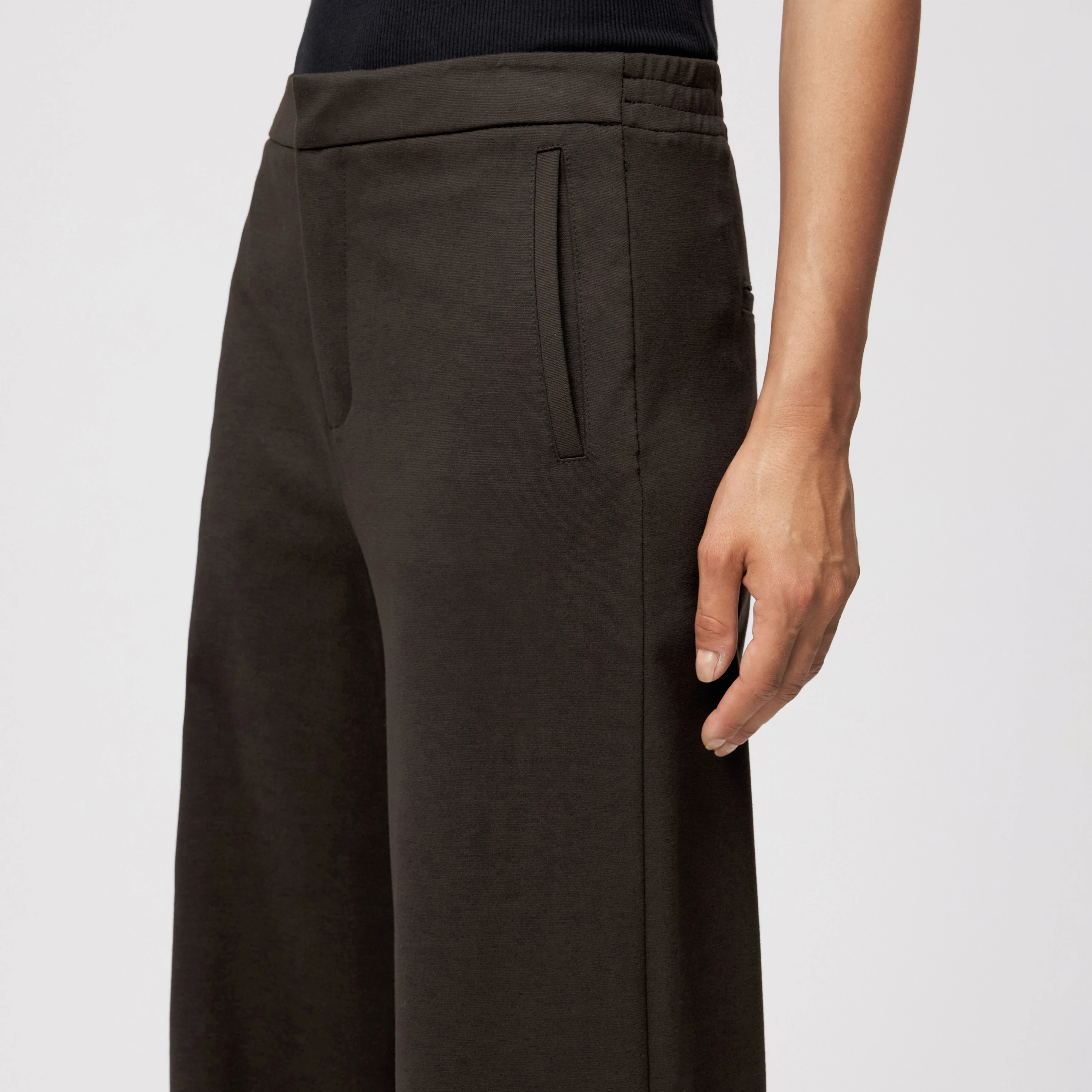 FAE_0 - Hose mit Barrel-Leg in Viskose-Mix - Damen - braun - Detailansicht am Model