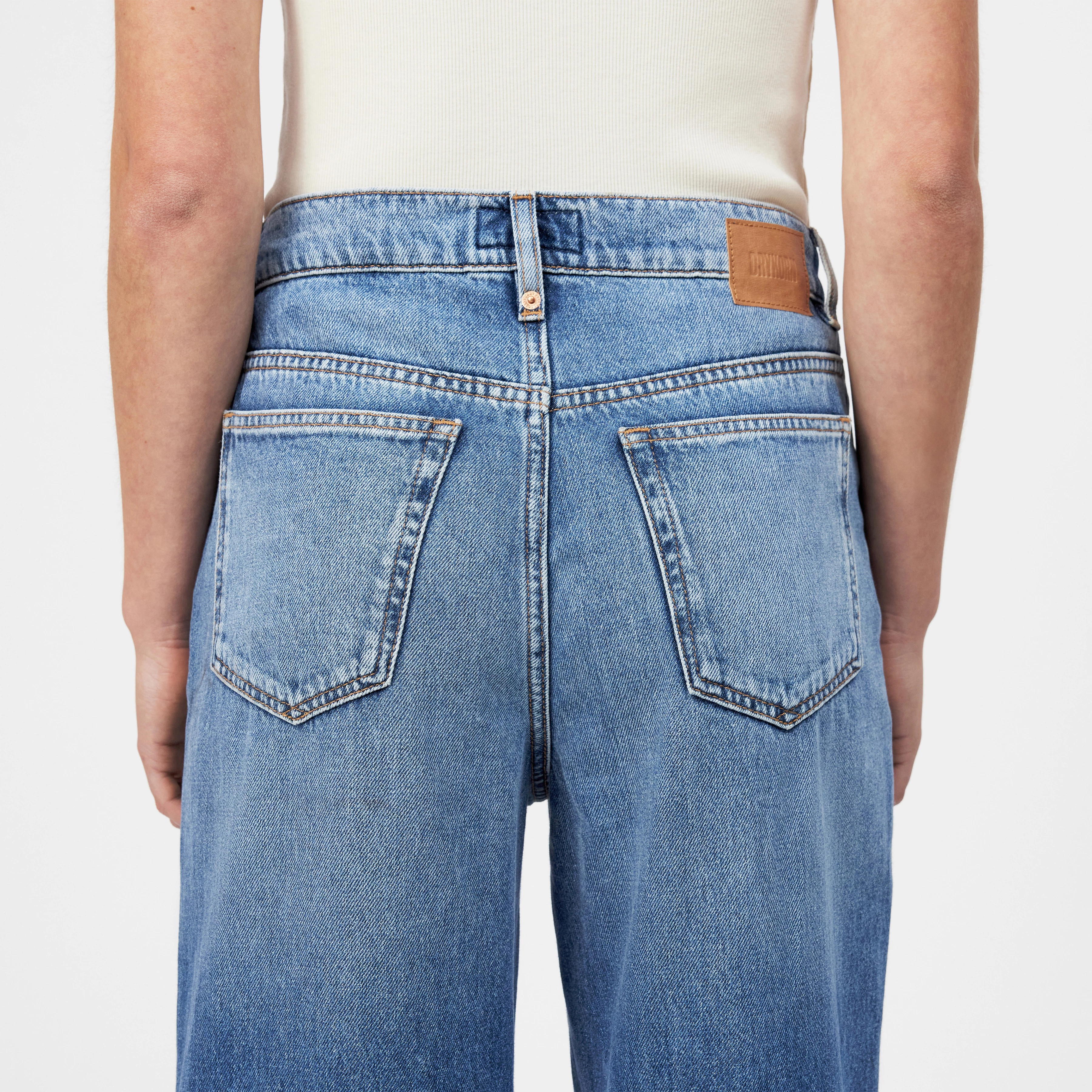 FLUNG - Mid-Waist Jeans - Damen - blau - Detailansicht am Model