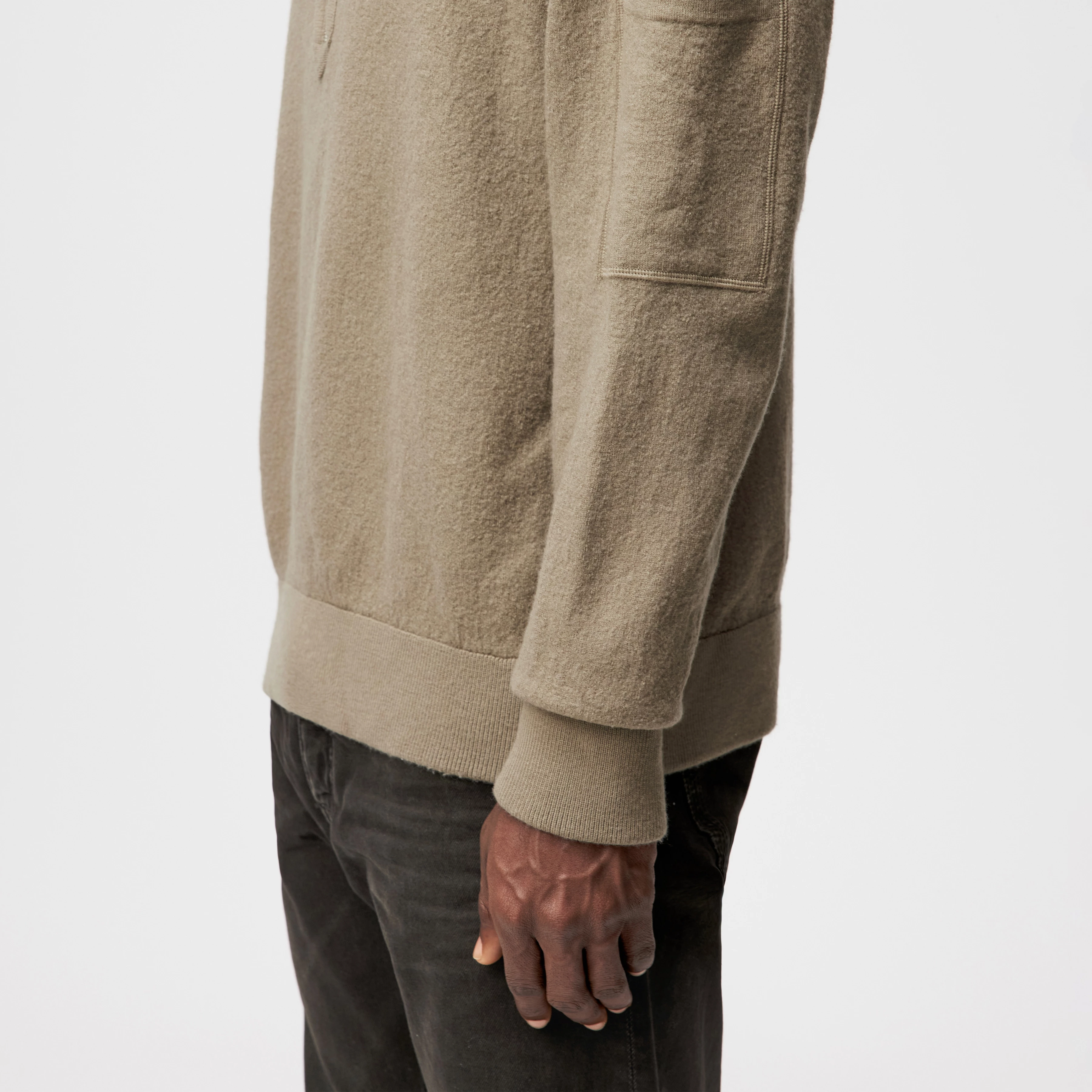 KOUPER - Troyer mit Reißverschluss in Merinowolle - Herren - braun - Detailansicht am Model