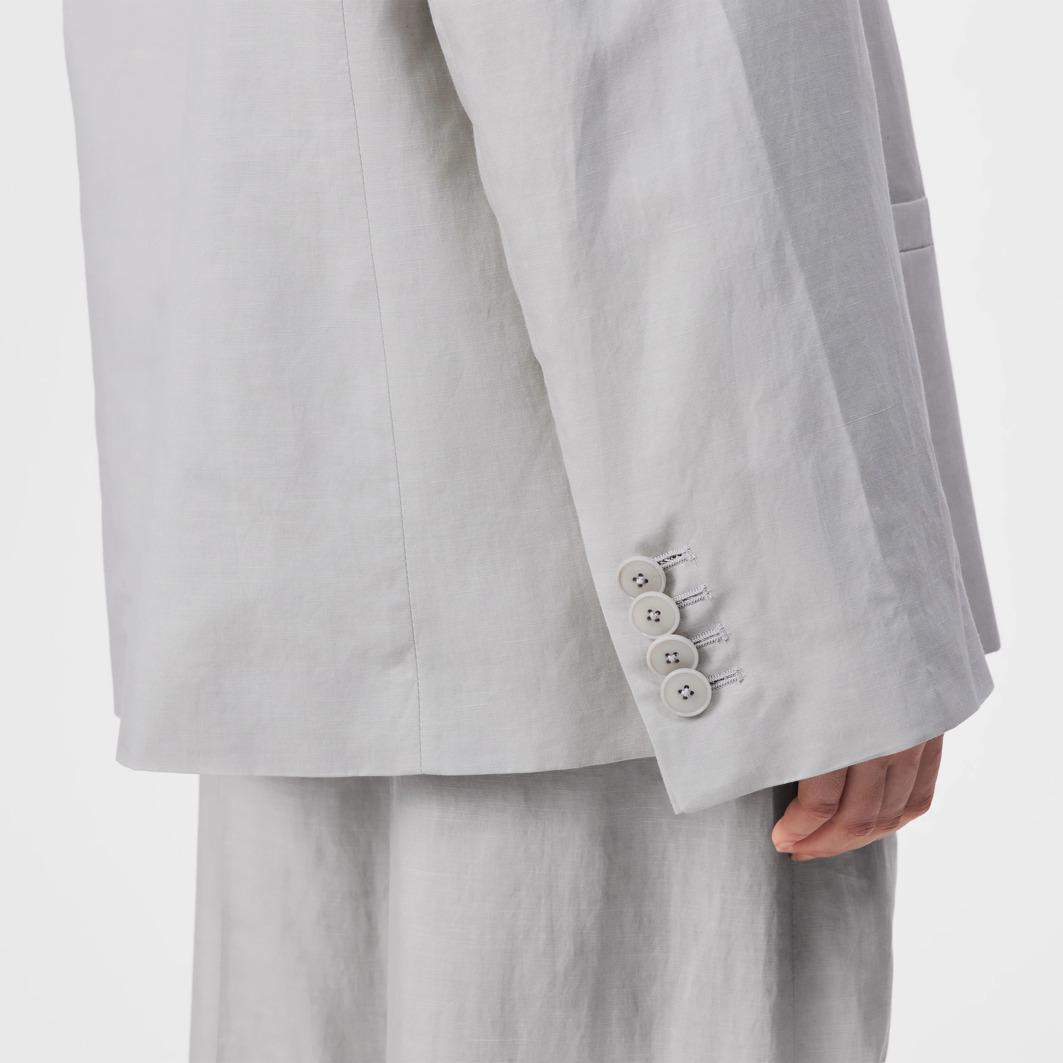 IVERLY - Oversized Hemp-Blend Blazer - women - grey - Detailansicht am Model