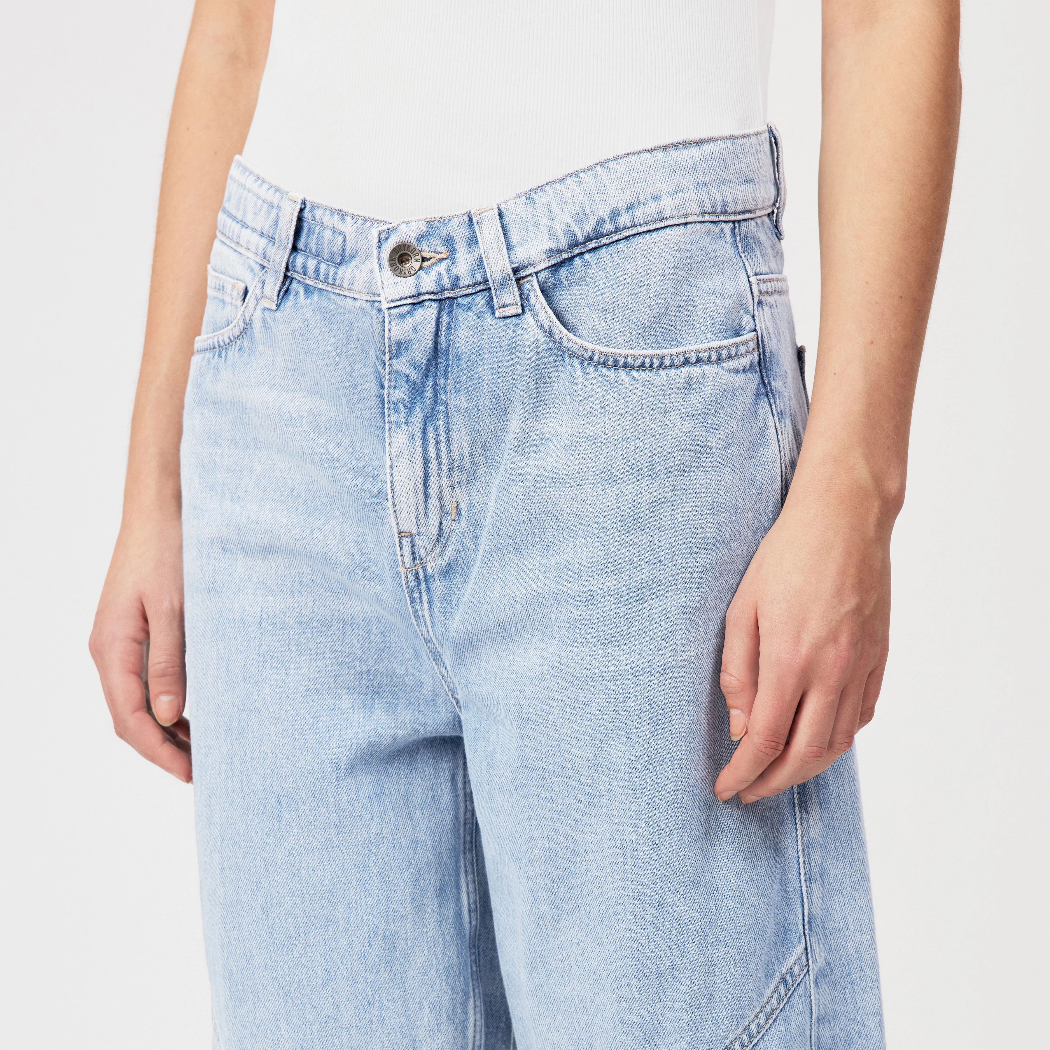 SWORE - Light-blue denim 5-pocket jeans - women - blue - Detailansicht am Model