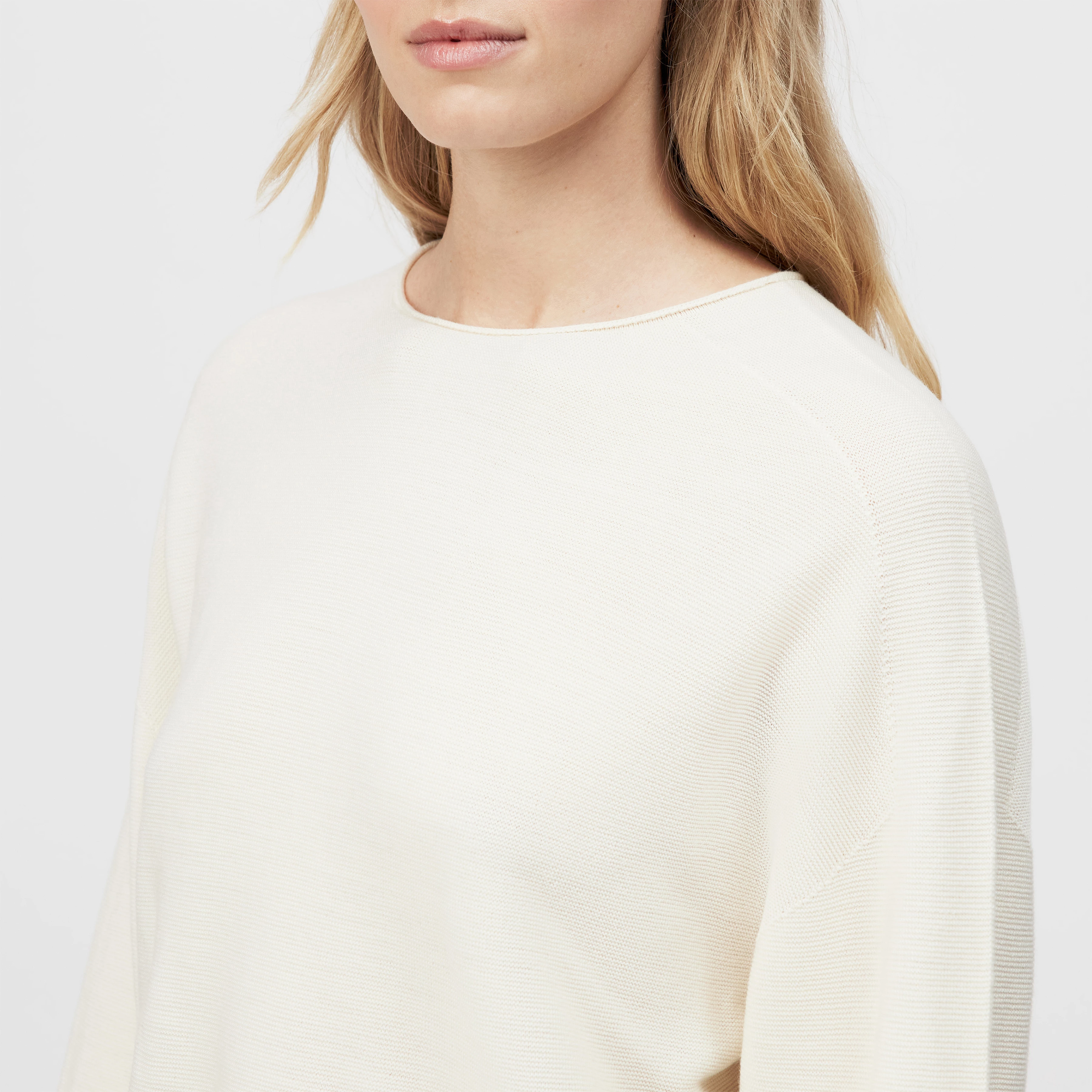 MEAMI - Vekürzter Egg-Shape Pullover in 100% Merinowolle - Damen - off white - Detailansicht am Model
