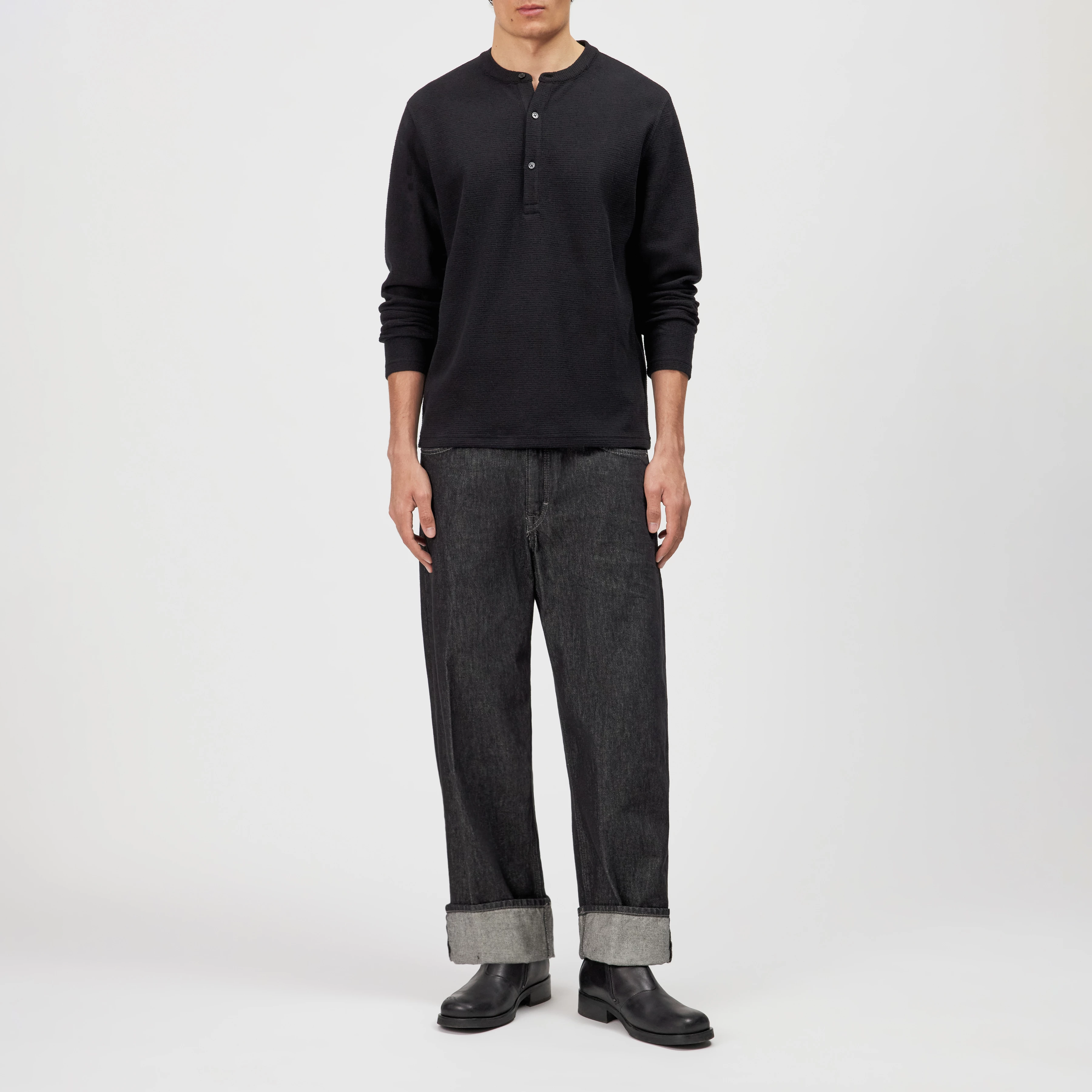 MALIOR - Henley long sleeve with waffle texture - men - black - Ganzkörper-Frontansicht
