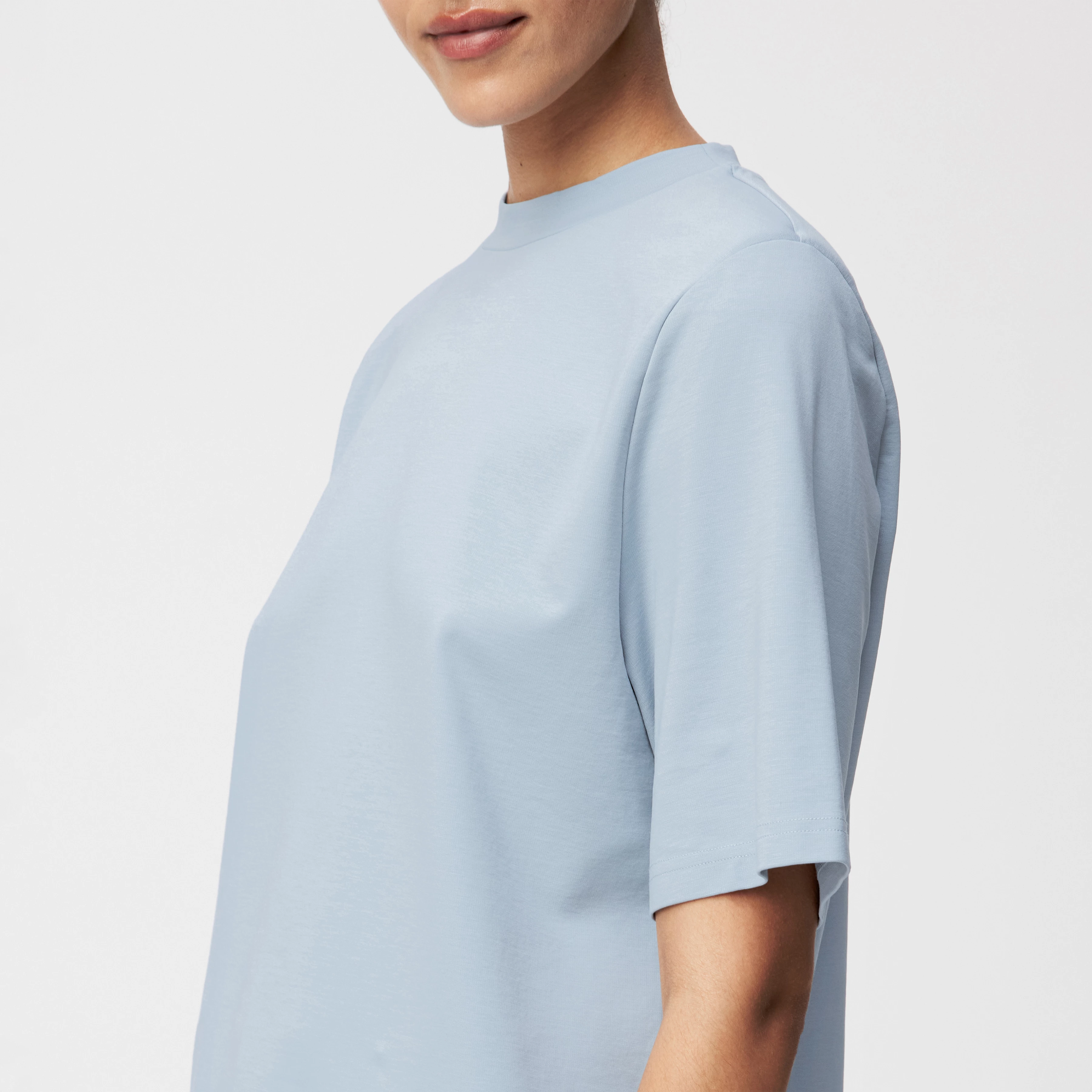 TADURA - T-Shirt in Lyocell-Mix - Damen - blau - Detailansicht am Model