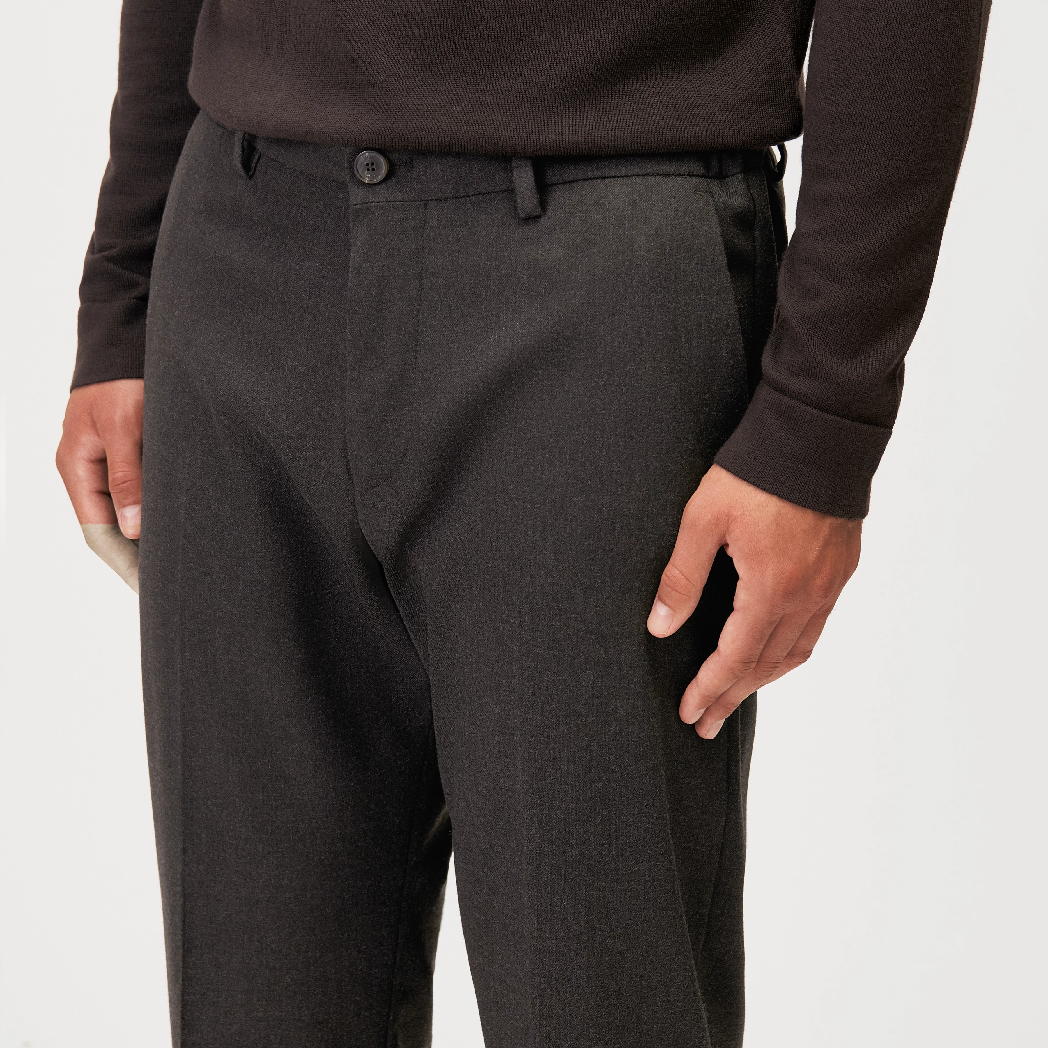 AJEND_RGLR - Tailored trousers in twill look - men - brown - Detailansicht am Model