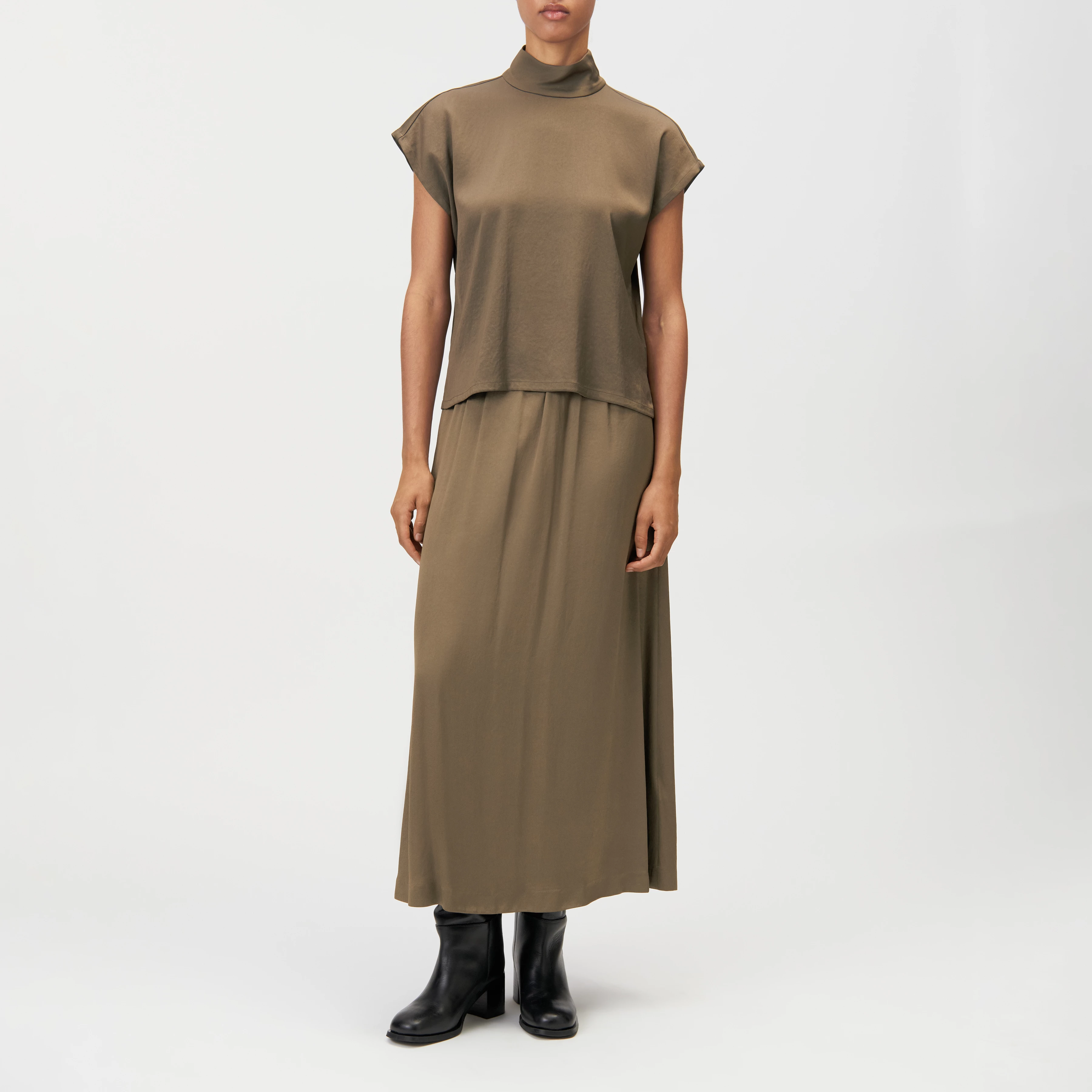 ALARIA_1 - Chemisier avec col montant en satin - women - vert - Ganzkörper-Frontansicht