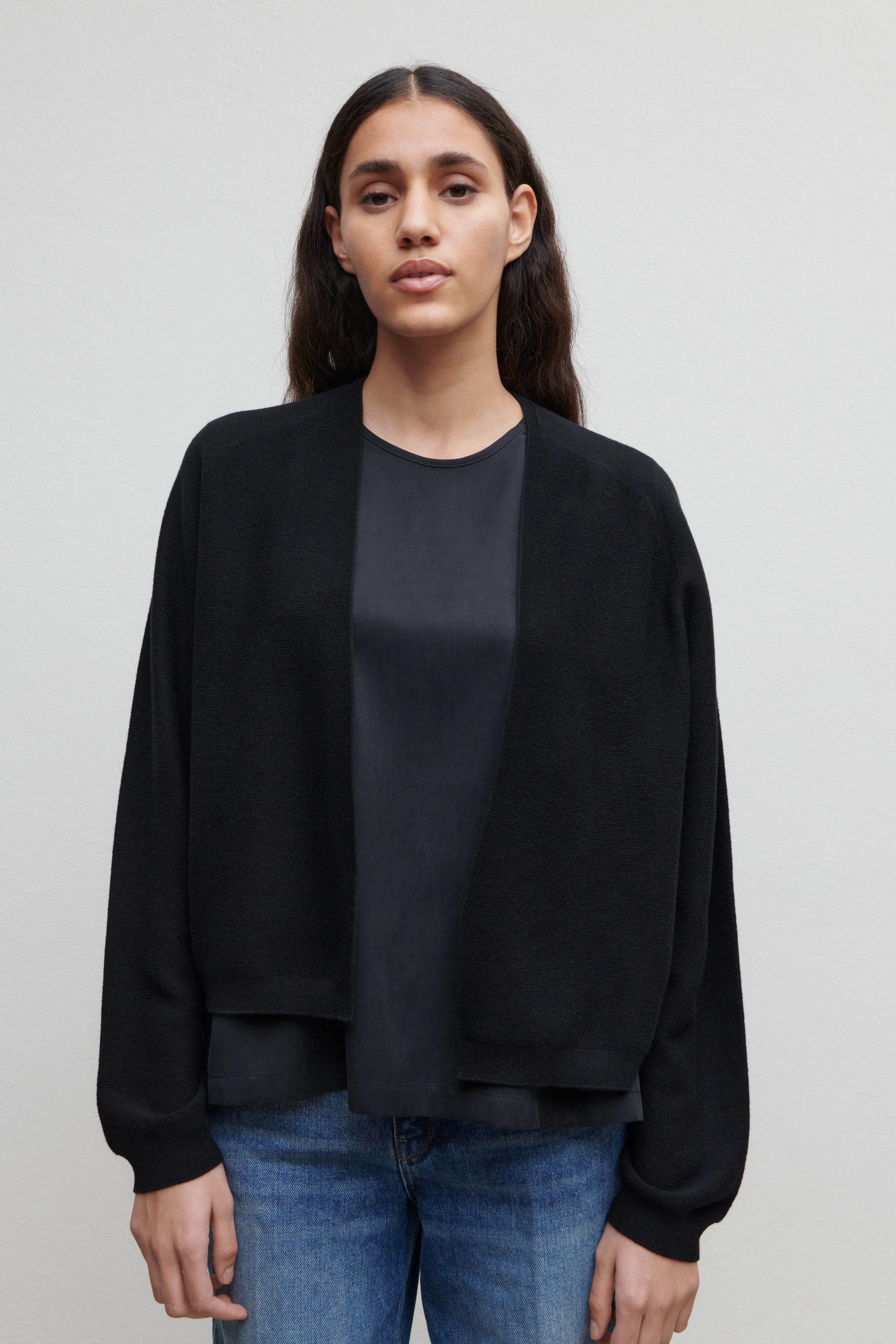 MANUMY - cleane Strickjacke - Damen - schwarz - Frontansicht