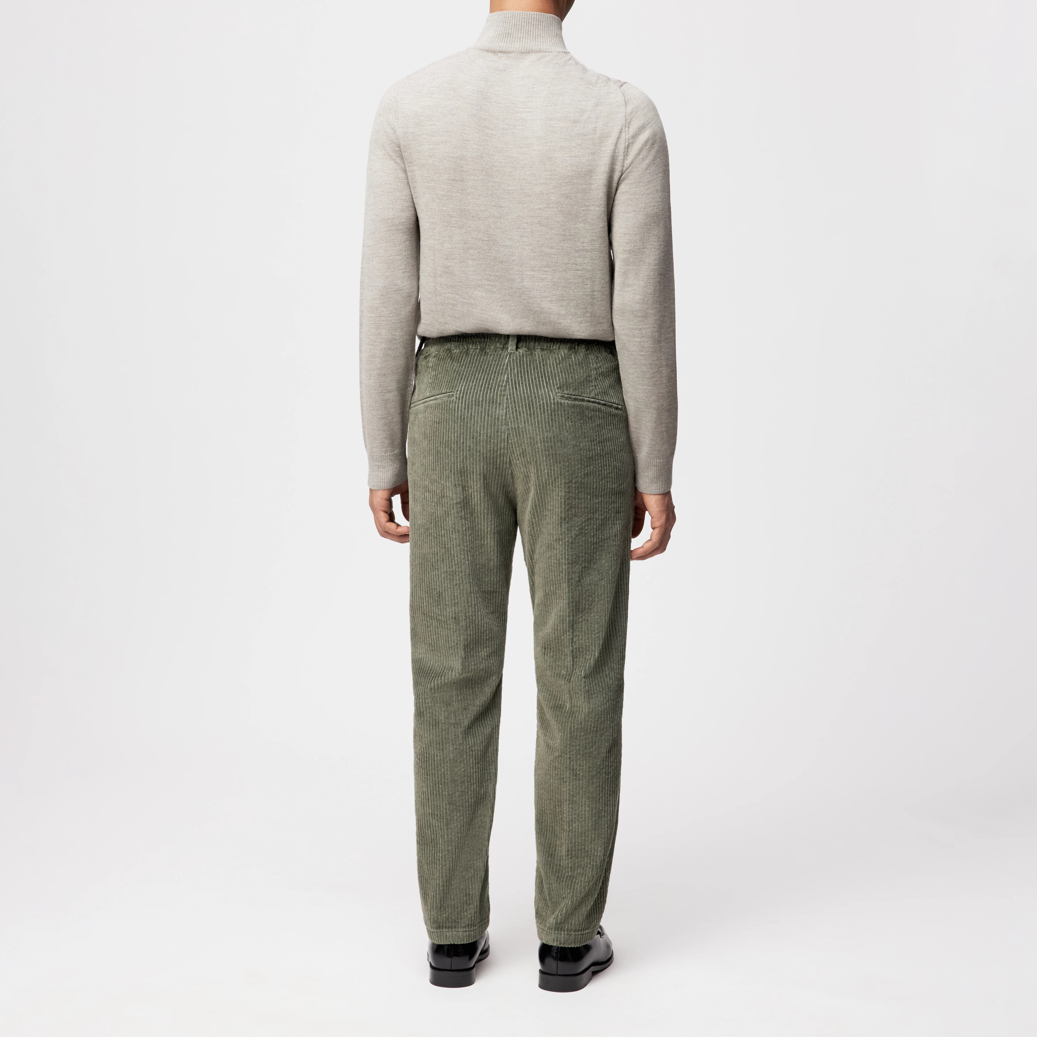 CHASY_RGLR - Casual Hose mit Bundfalte in Baumwoll-Breitcord - Herren - grün - Rückansicht