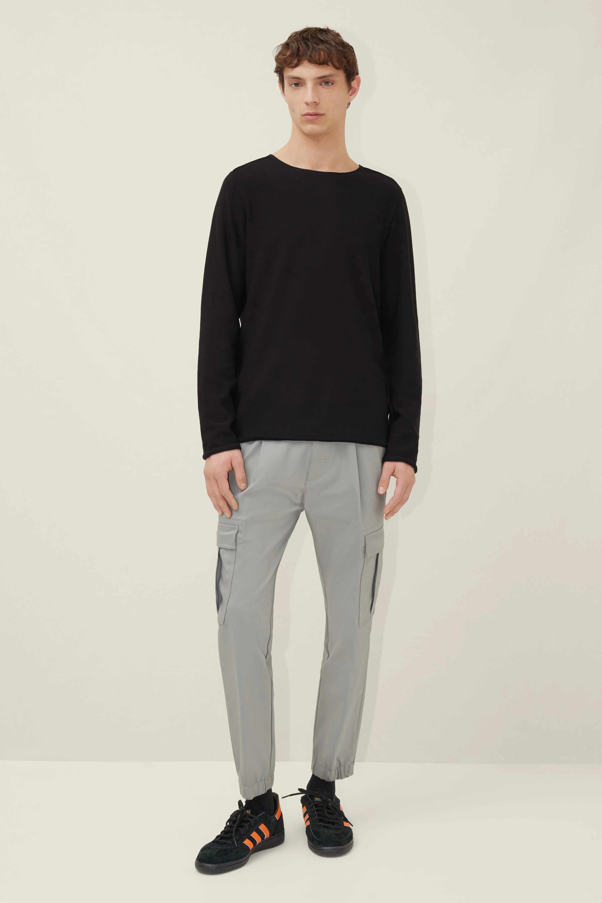 RIK - Pullover mit rollenden Kanten aus reiner Baumwolle - Herren - schwarz - Ganzkörper-Frontansicht