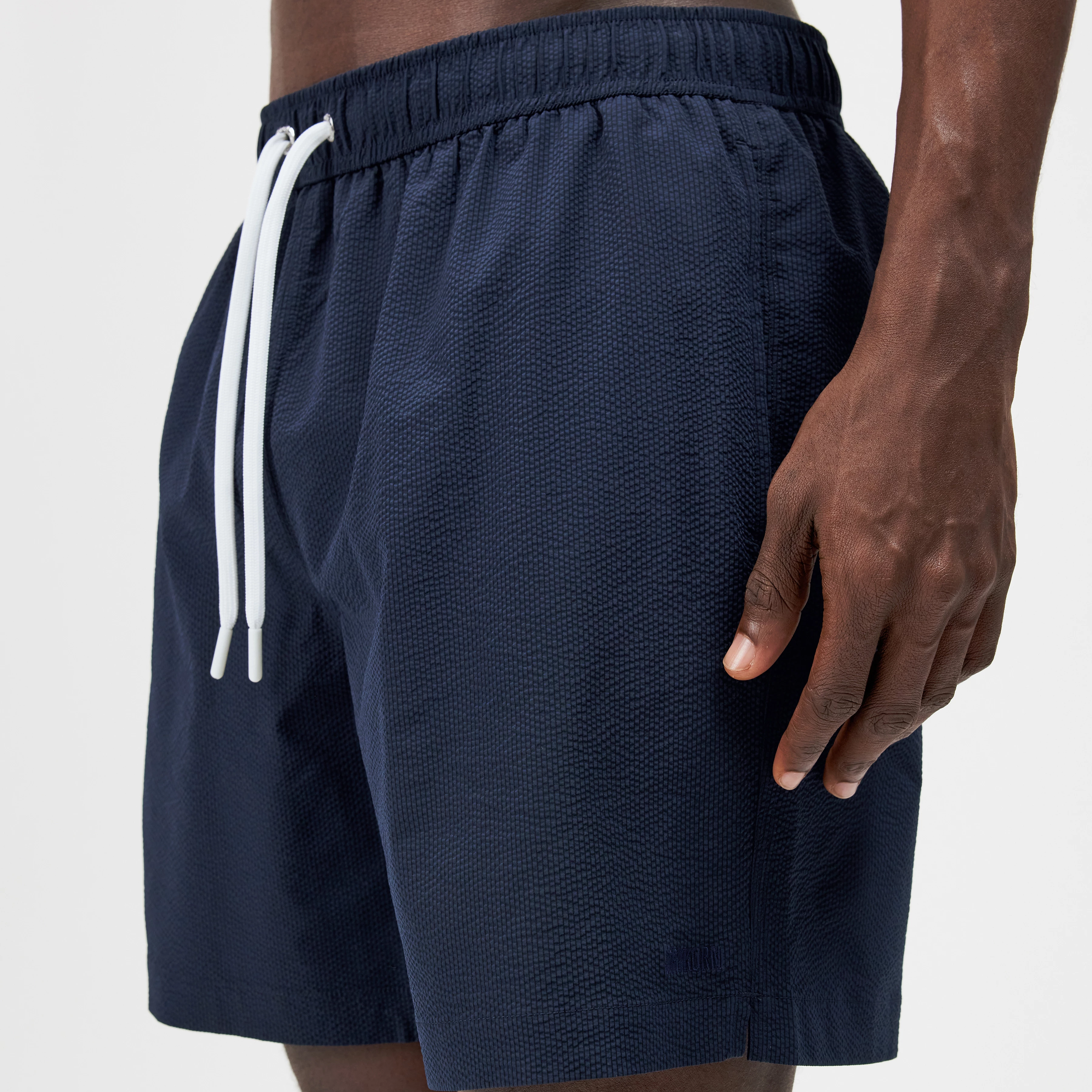 JARON - Short swim trunks with crinkle effect - unisex - blue - Detailansicht am Model