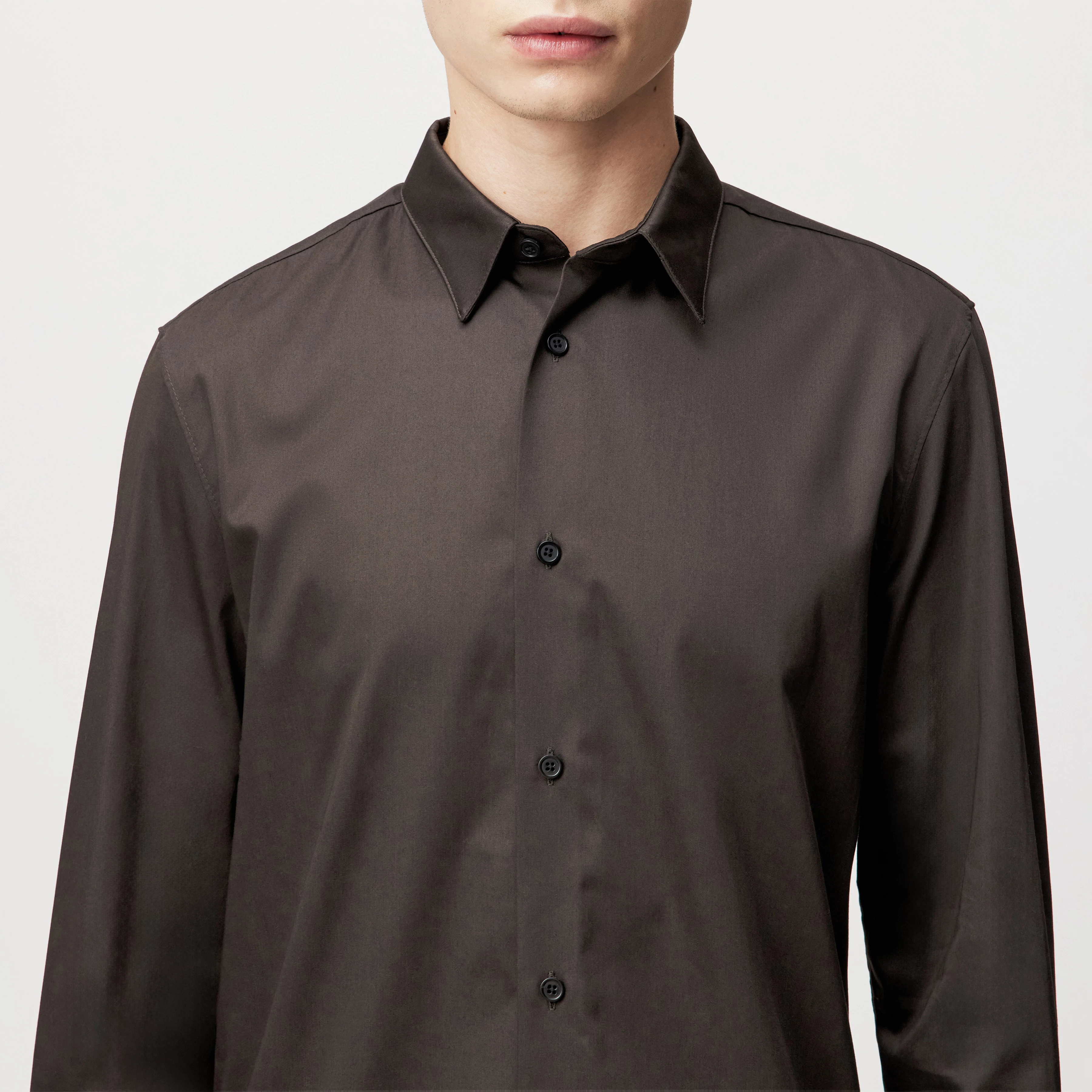 DANEEL - Classic Fit Hemd in Baumwoll-Satin - Herren - braun - Detailansicht am Model