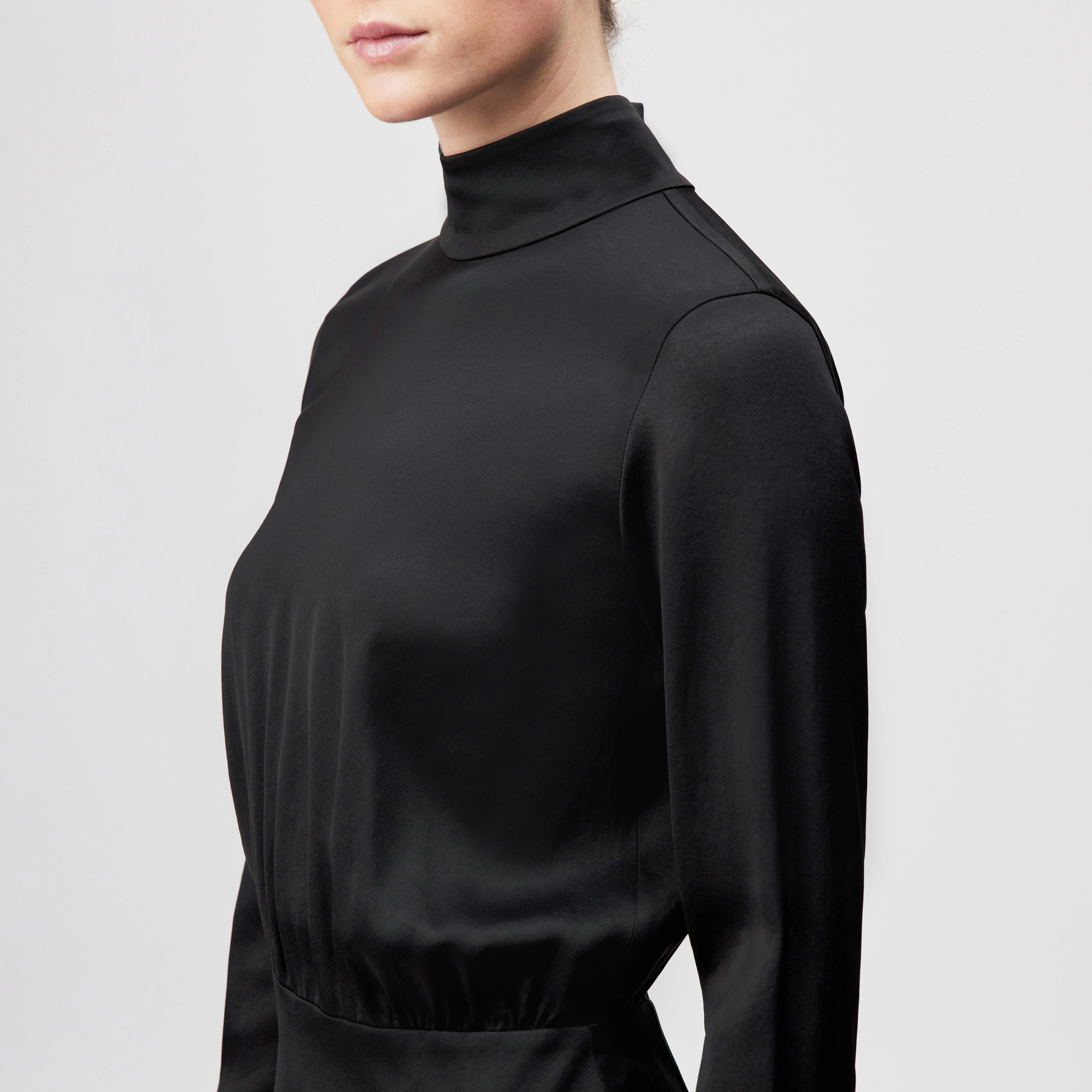 OVINE - Satin stand-up collar dress - women - black - Detailansicht am Model