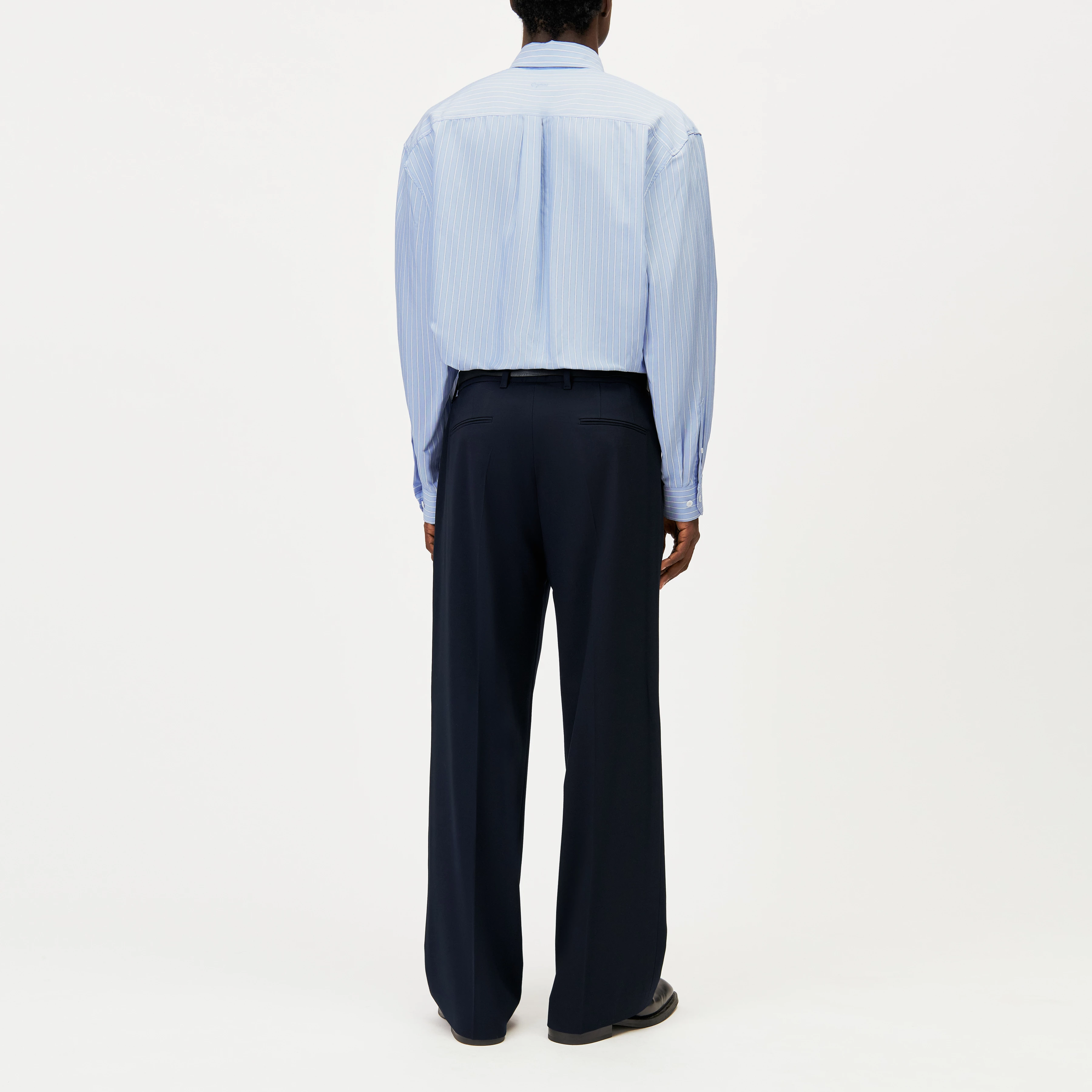 LEEK_WIDE - Relaxed fit pleated trousers in gabardine - men - blue - Rückansicht