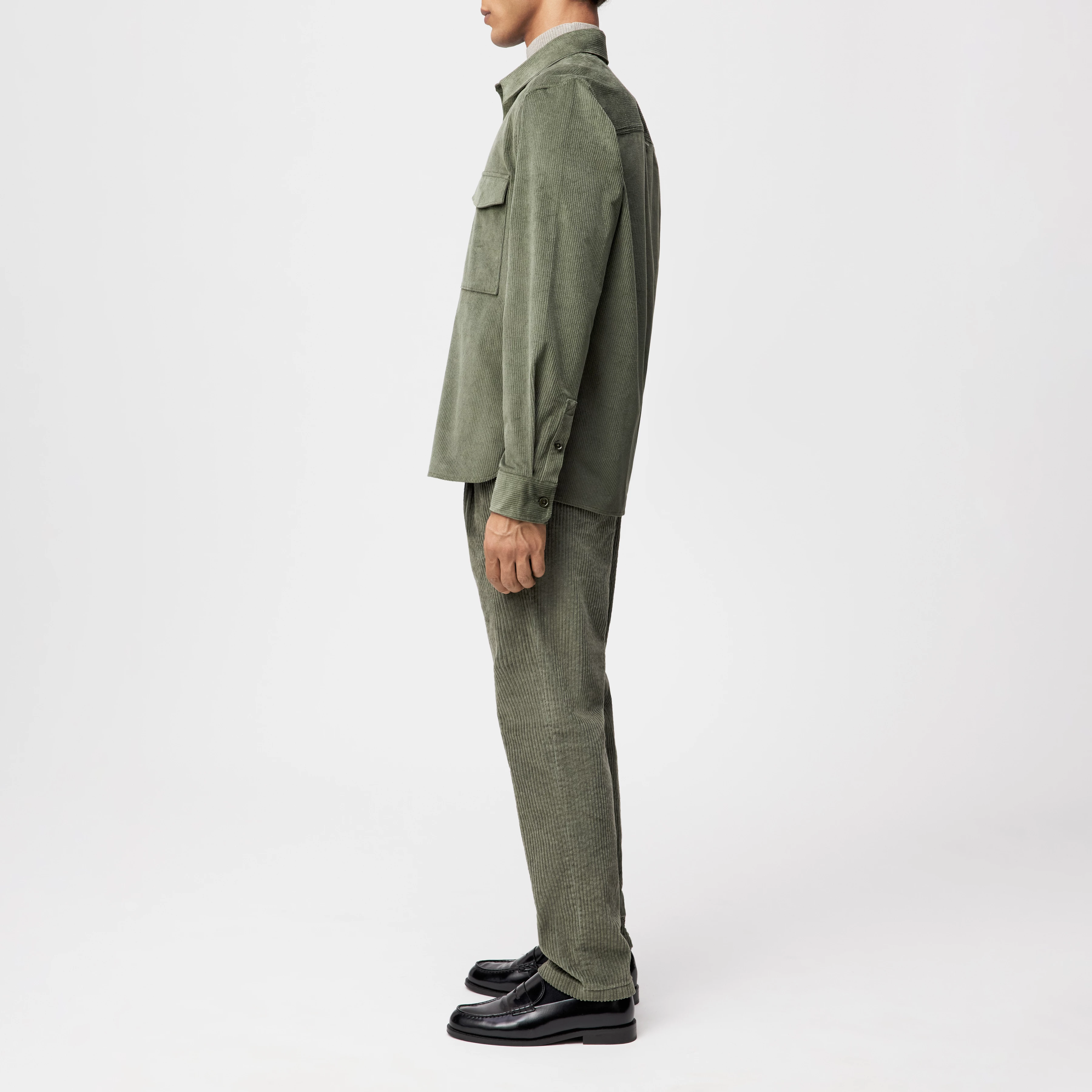 GUNRAY - Relaxed Fit Overshirt in Baumwoll-Cord - Herren - grün - Seitenansicht