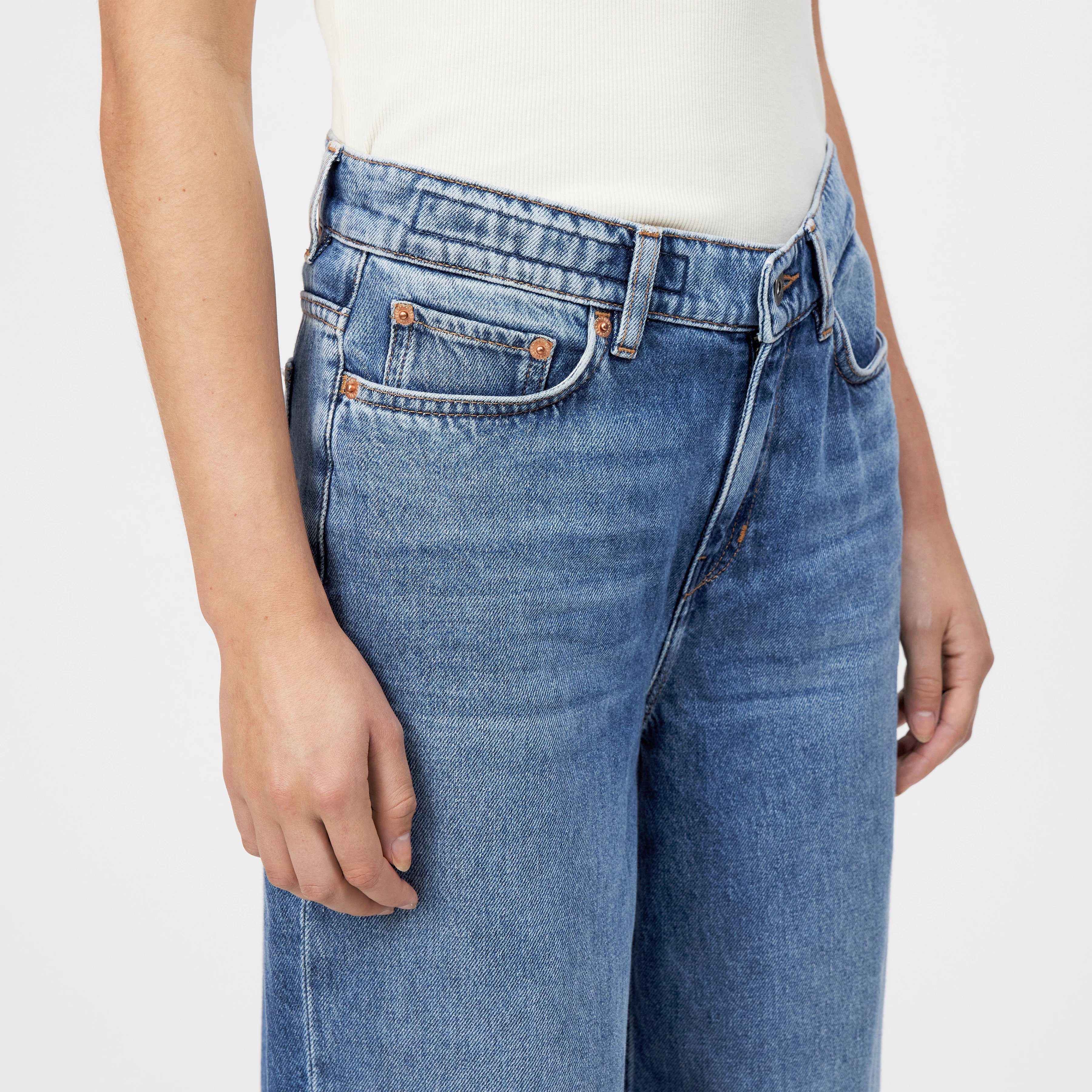 FLUNG - Mid-Waist Jeans - Damen - blau - Detailansicht am Model