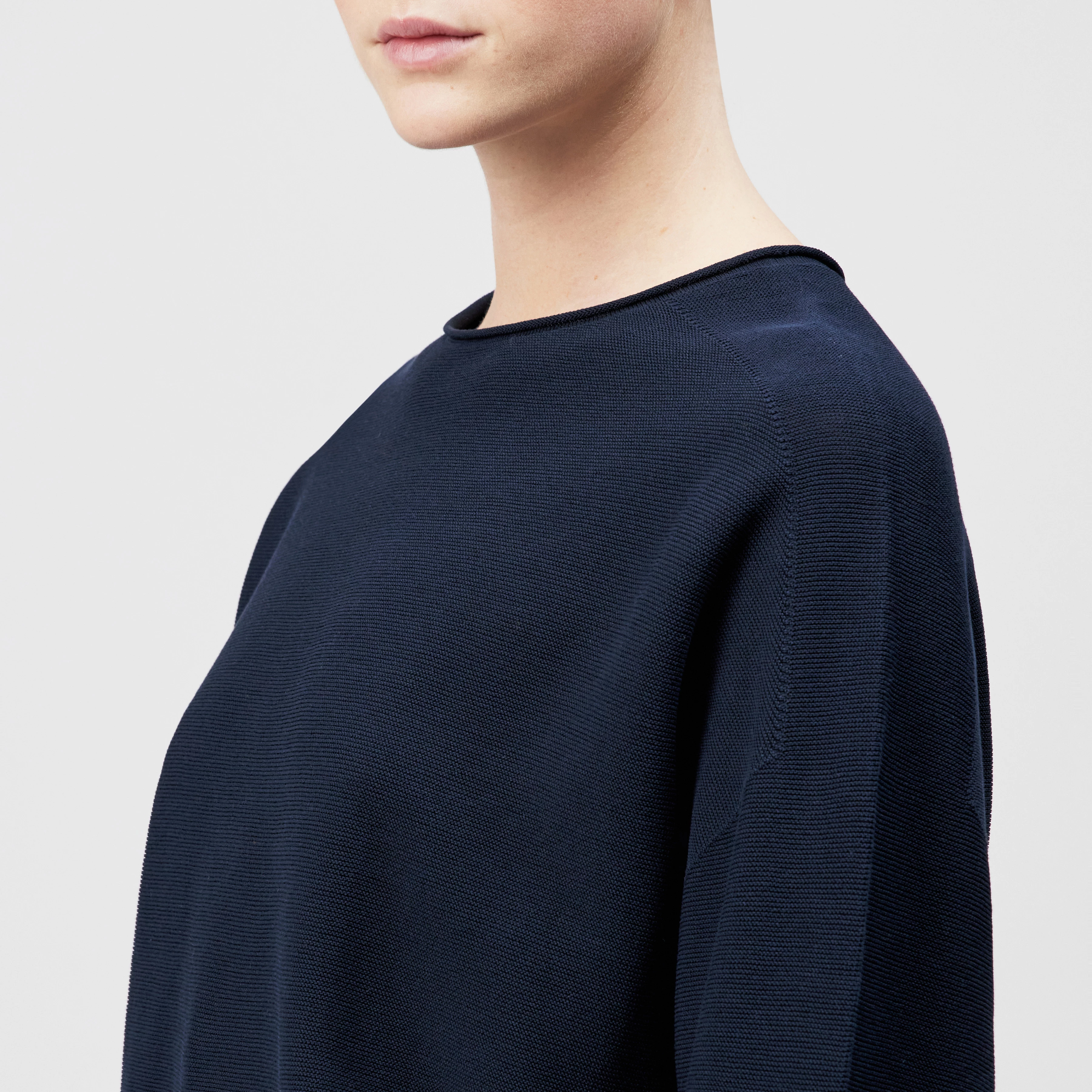 MEAMI - Cropped egg-shape pullover in pure cotton - women - blue - Detailansicht am Model