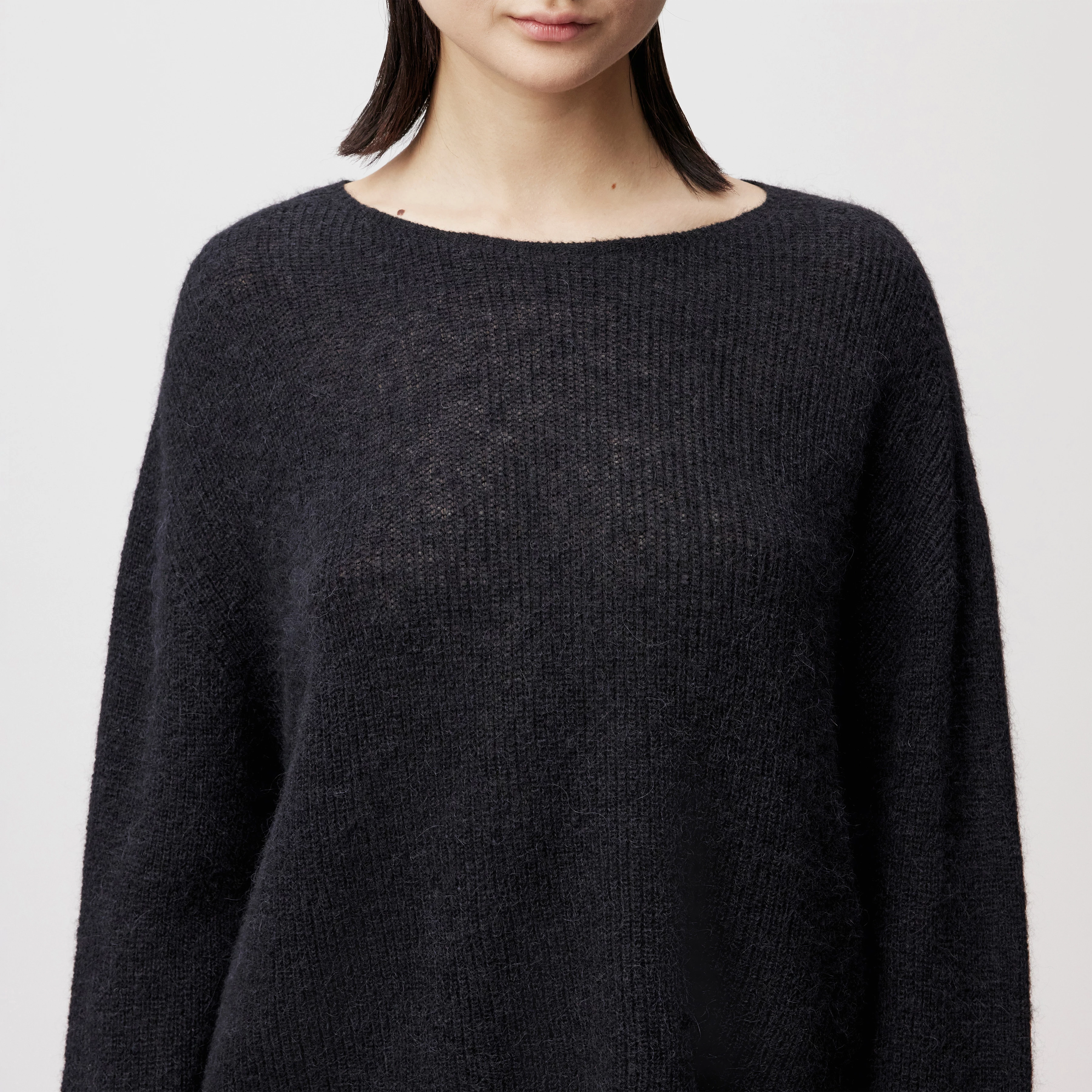 IMENY - Pull court en luxueux mélange d'alpaga Suri - women - noir - Detailansicht am Model