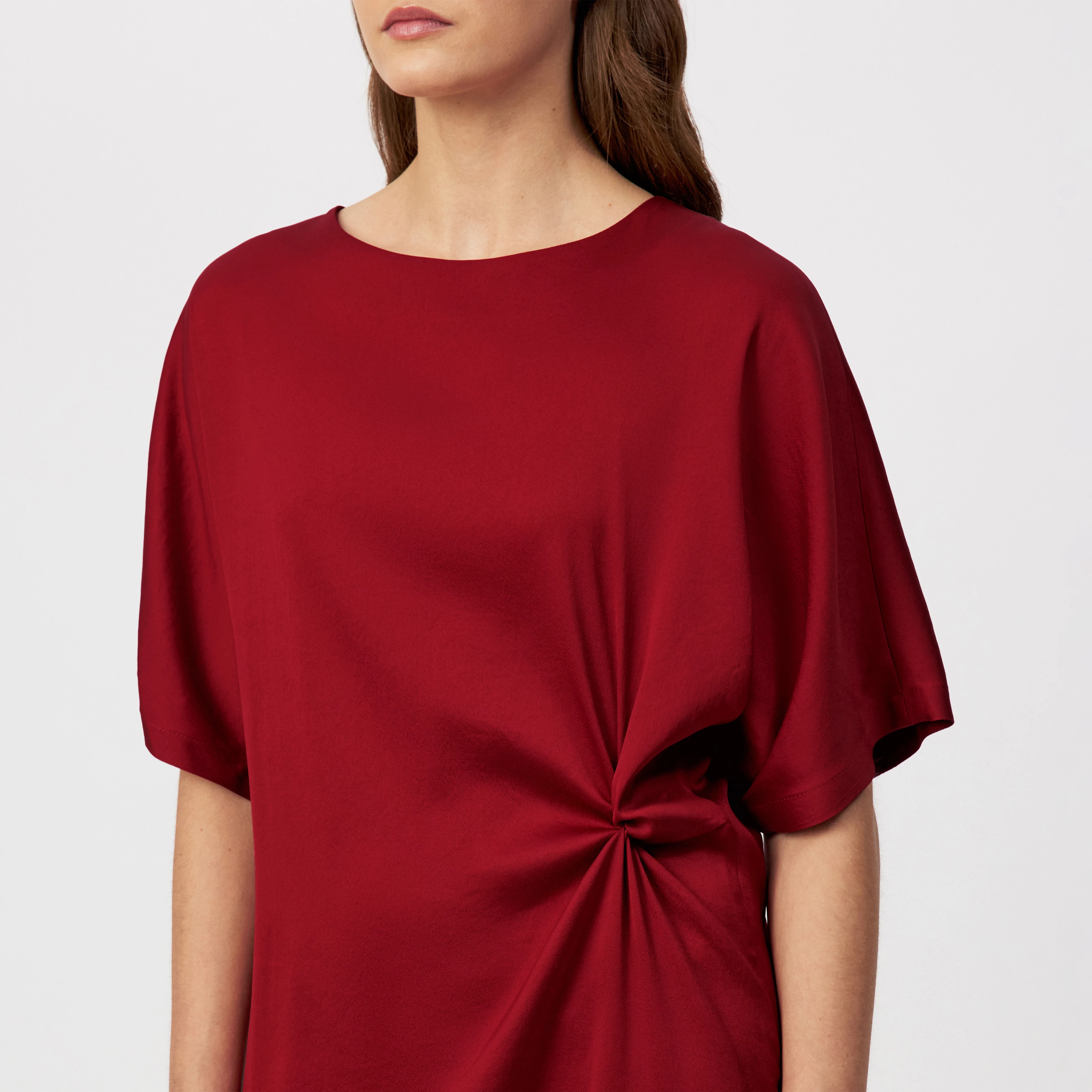 INDAH - Casual satin dress - women - red - Detailansicht am Model