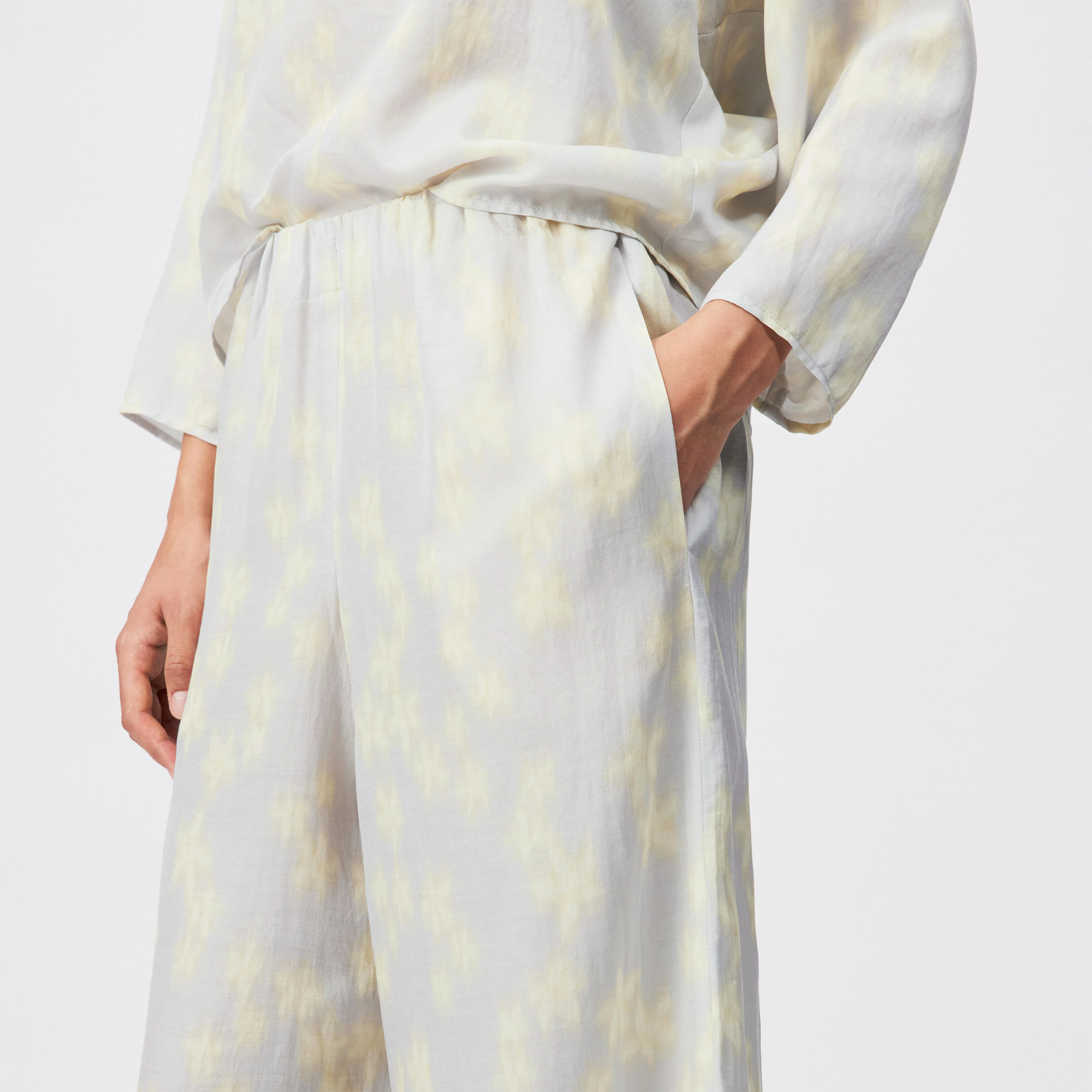 TWEEZER - Wide trousers in fluid satin - women - grey - Detailansicht am Model