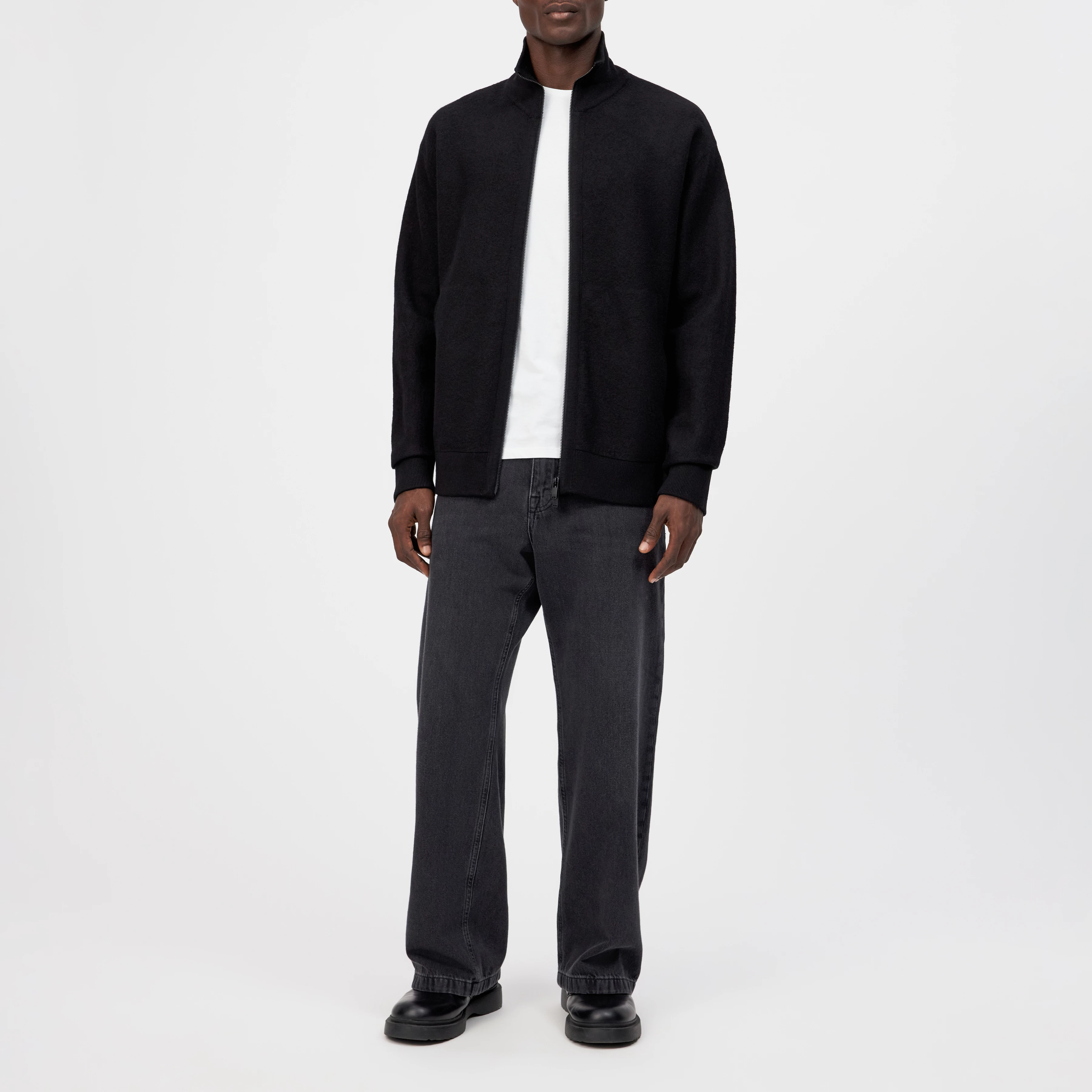 JANOR - Strick-Jacke in 100% Wolle - Herren - schwarz - Ganzkörper-Frontansicht