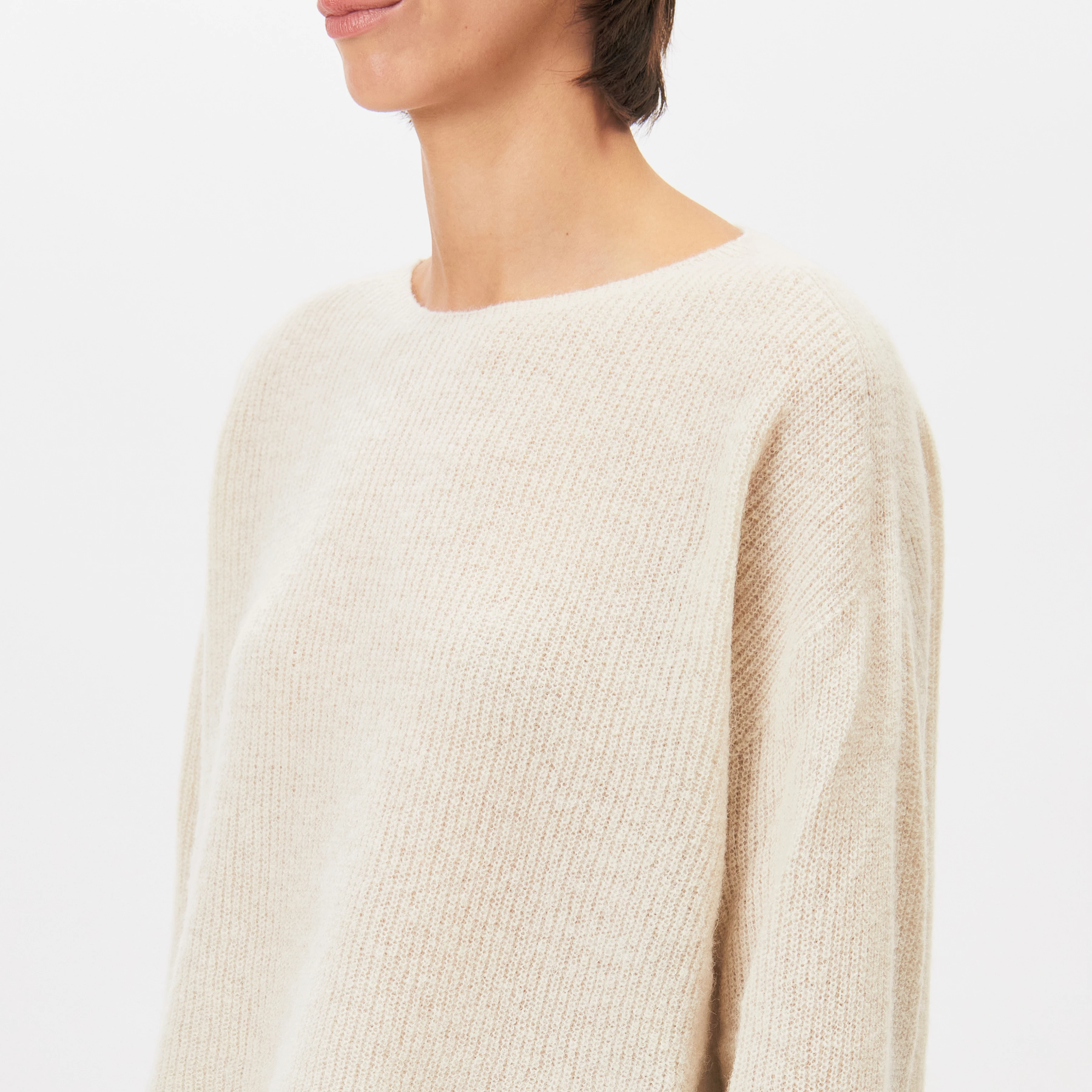 IMENY - Short Suri Alpaca blend jumper - women - beige - Detailansicht am Model