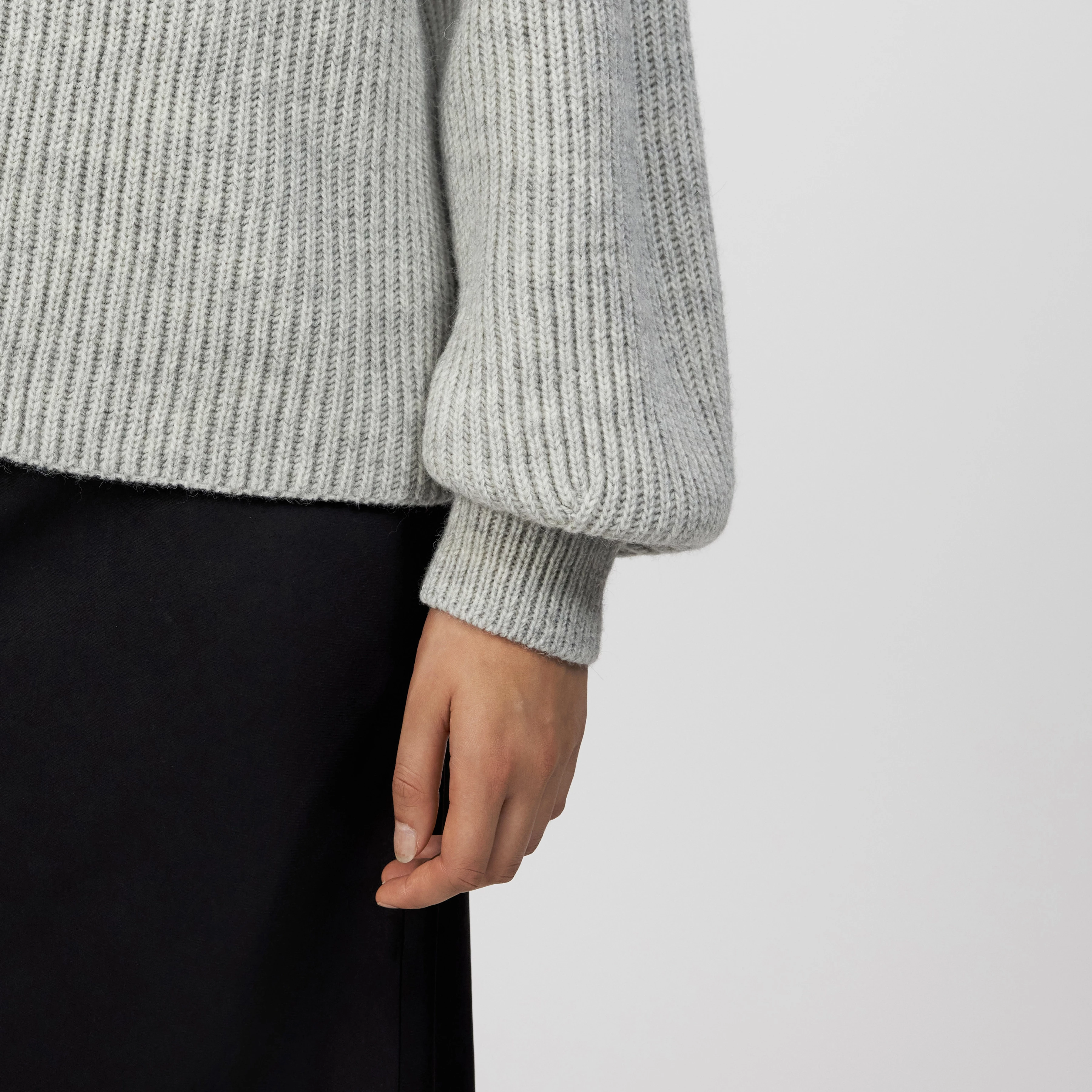 KIMONI - Sweater with balloon sleeves in wool and alpaca blend - women - grey - Detailansicht am Model