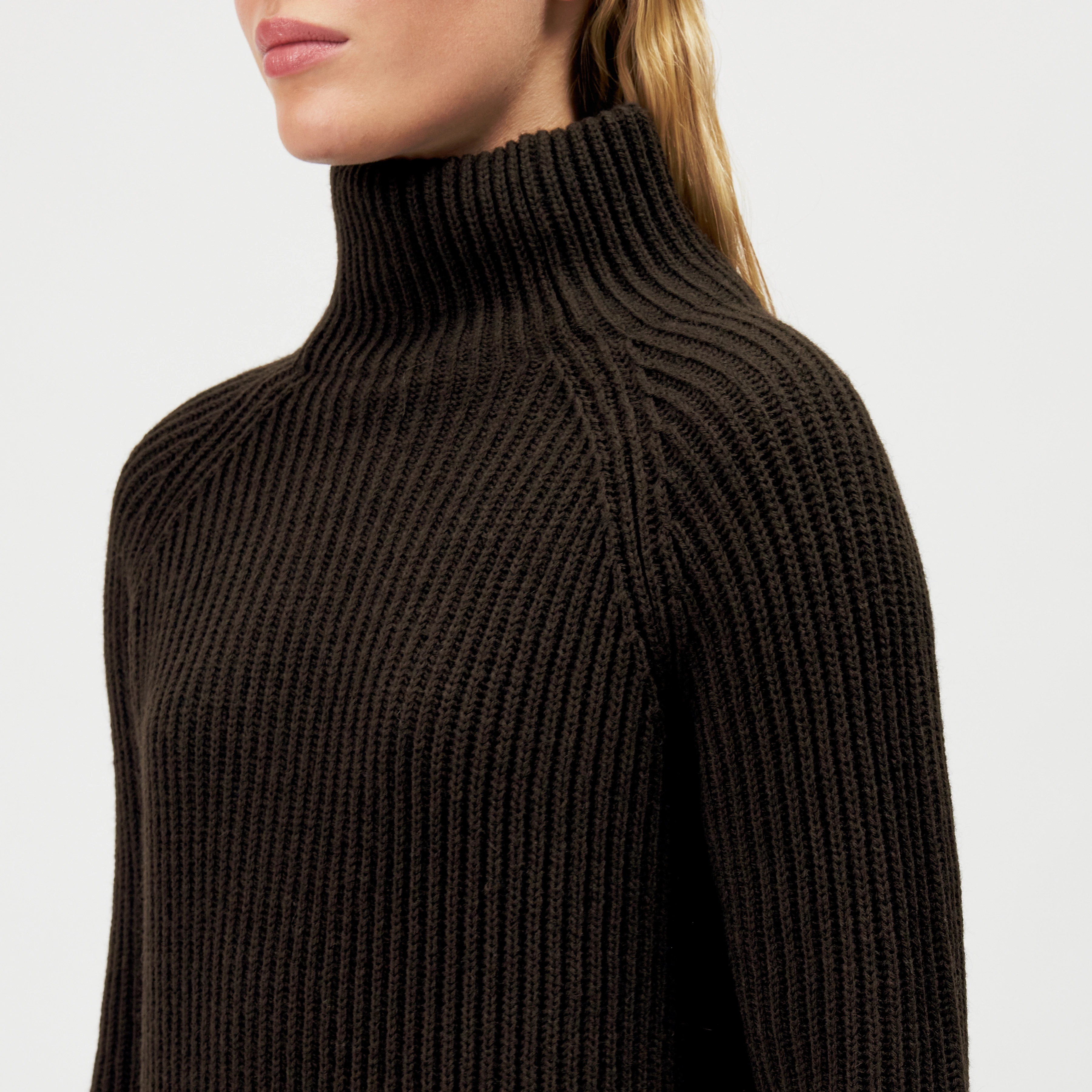 ARWEN - Rollkragenpullover in Woll-Alpakamix - Damen - braun - Detailansicht am Model