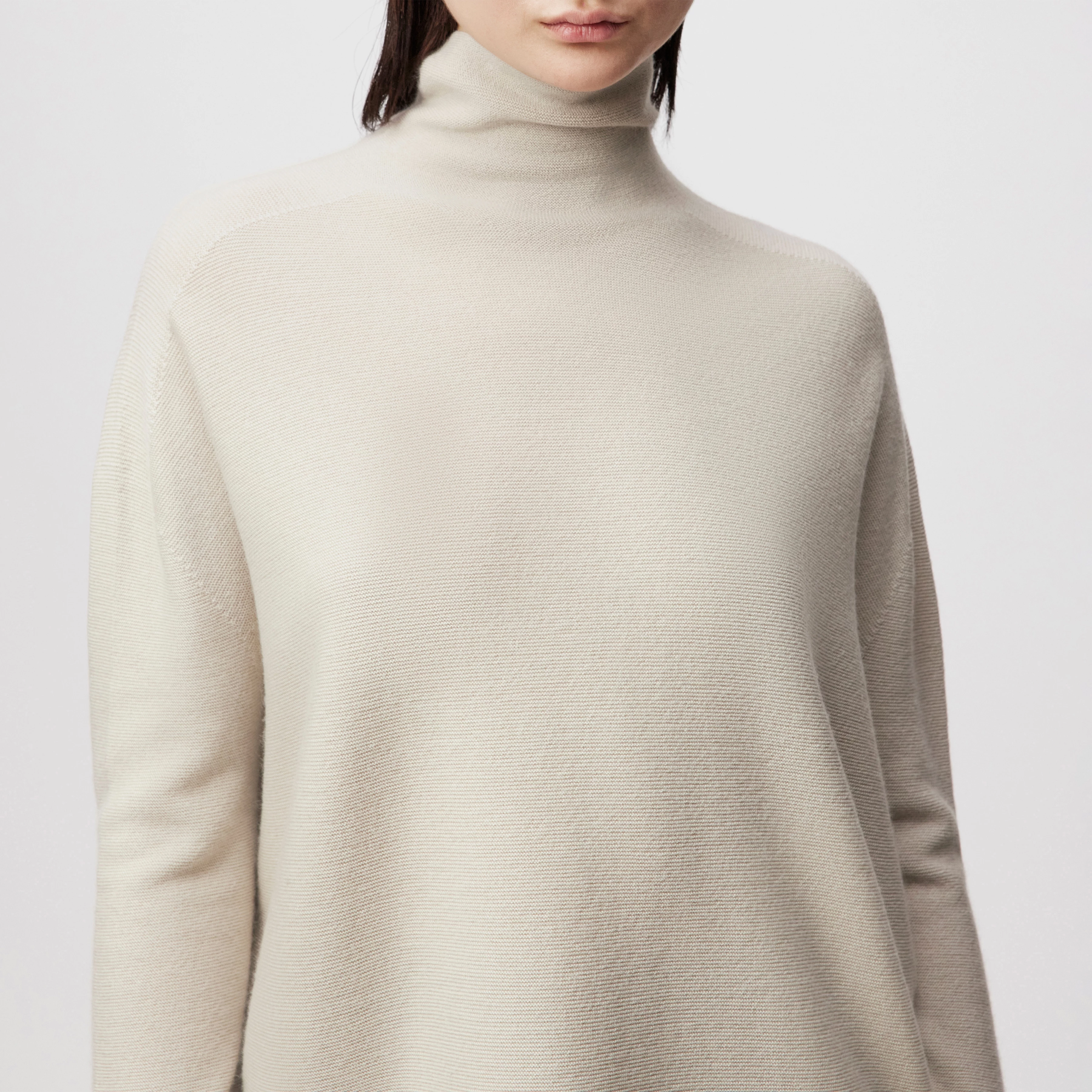 LIORA - Egg-shaped turtleneck jumper in 100% merino wool - women - beige - Detailansicht am Model