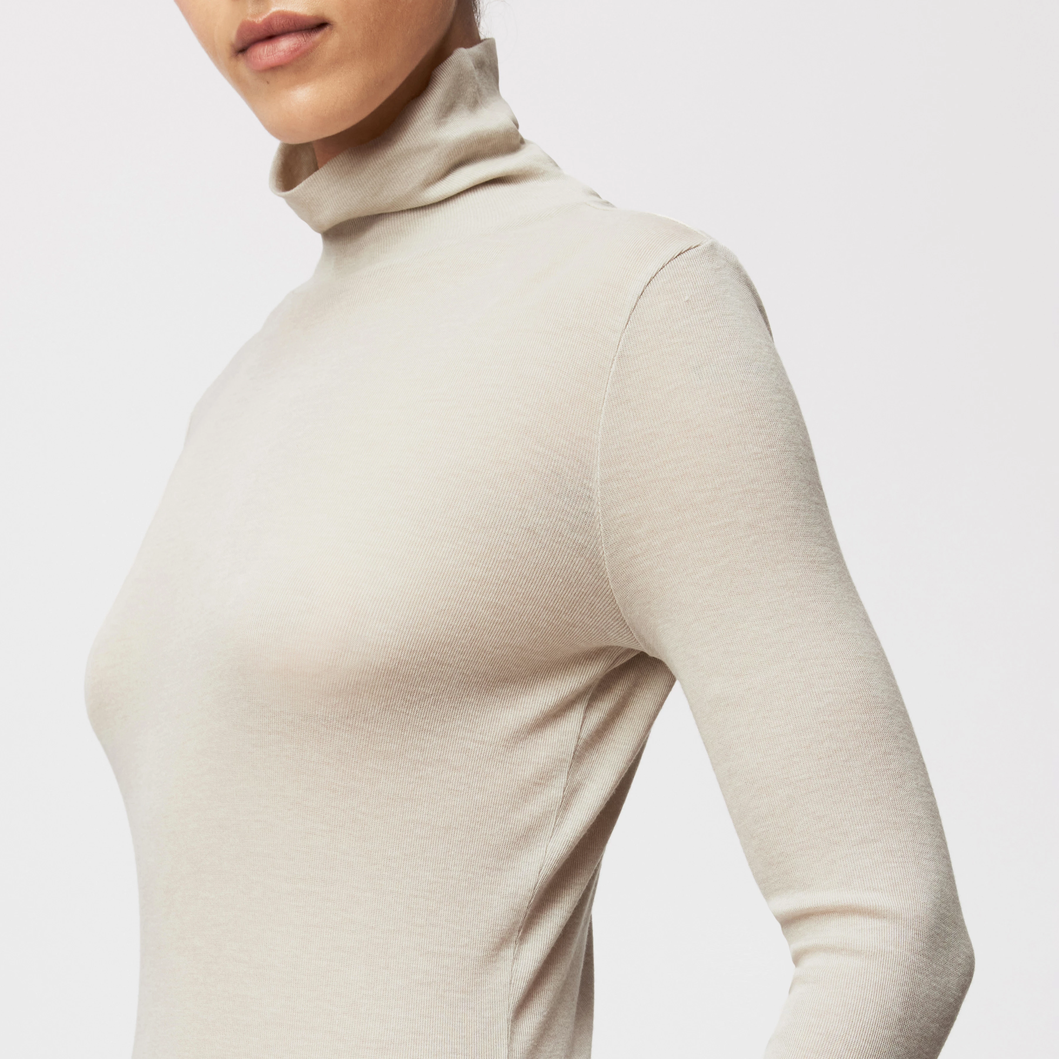 ZERAFNE - Slim-fit long-sleeved top in lyocell-wool blend - women - beige - Detailansicht am Model