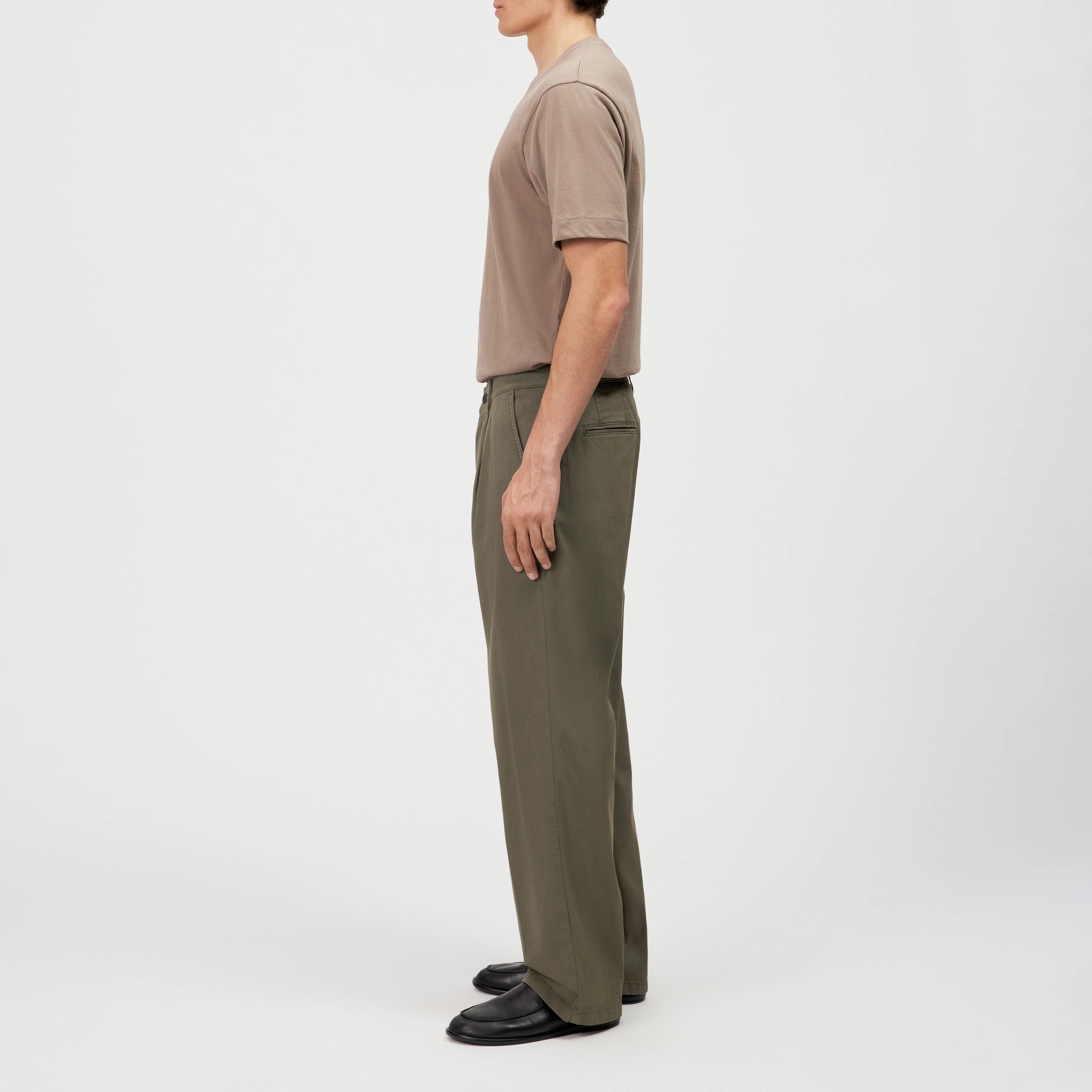 RIKKAD - Wide pleat-front cotton trousers - men - green - Seitenansicht