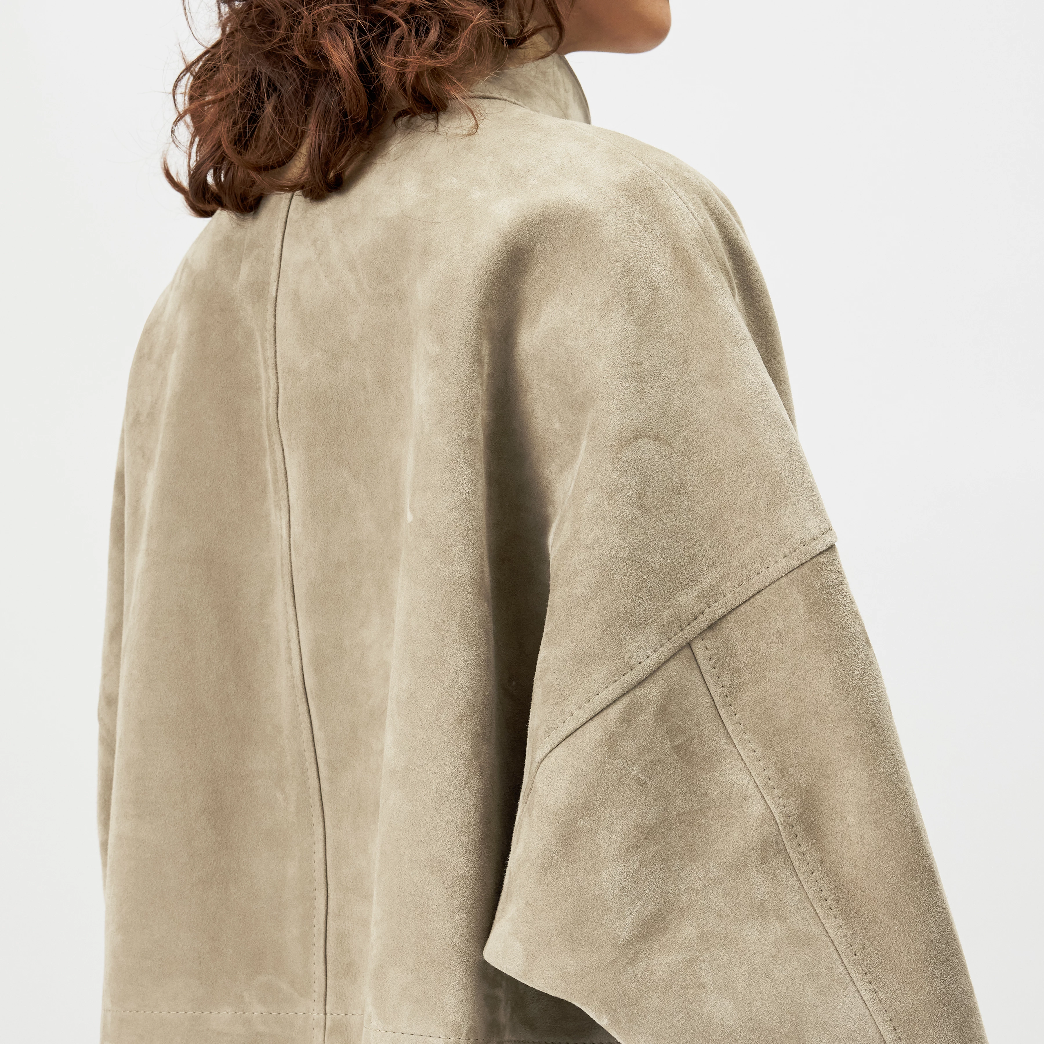 ELSTOW_1 - Oversized jacket in pure goatskin leather - women - beige - Detailansicht am Model