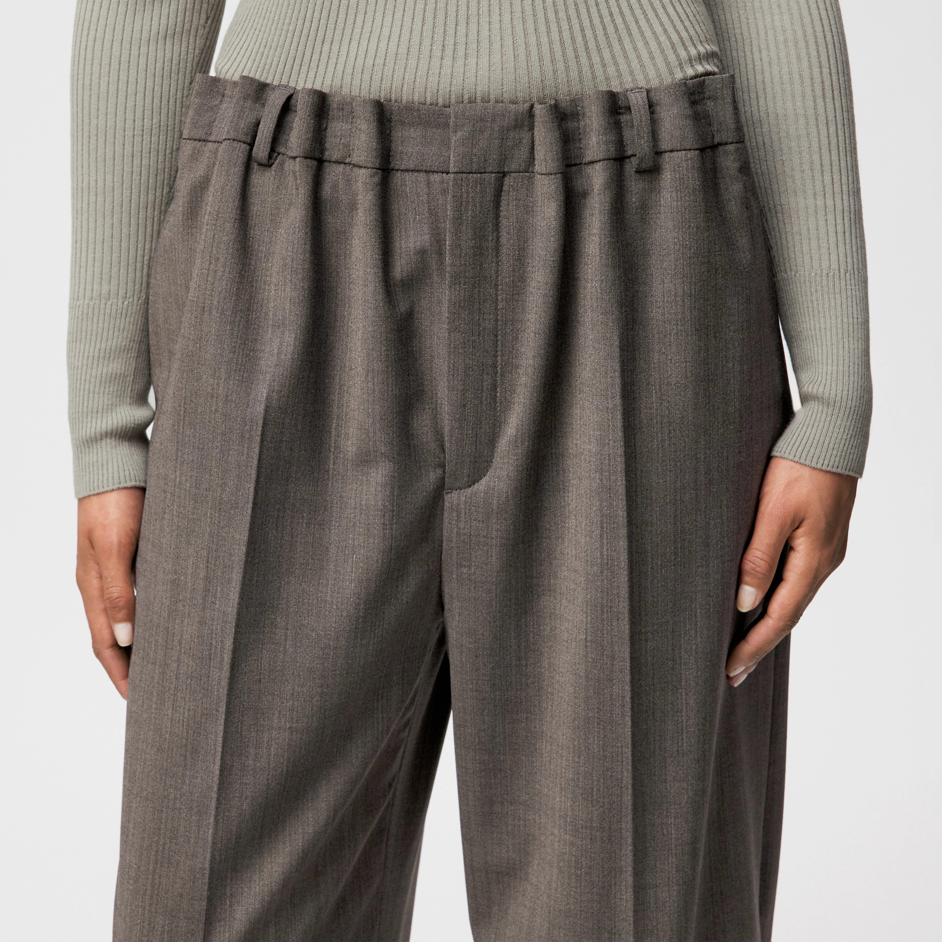 RUSTLE - Bundfaltenhose in Bi-Stretch - Damen - braun - Detailansicht am Model