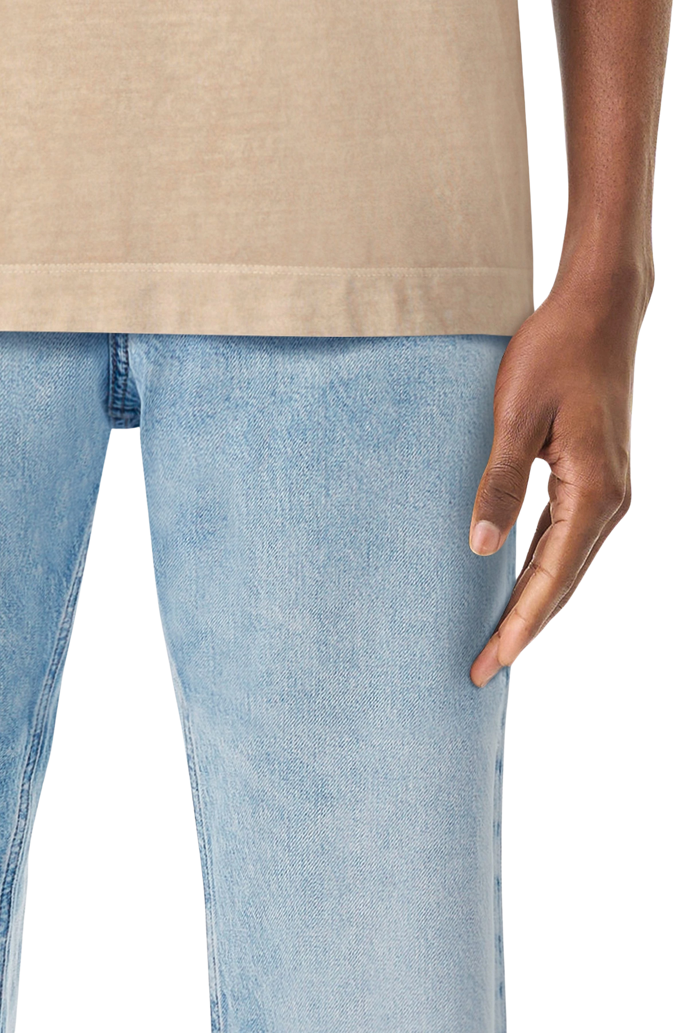 THILO - Relaxed fit T-Shirt in reiner Baumwolle - Herren - beige - Detailansicht am Model