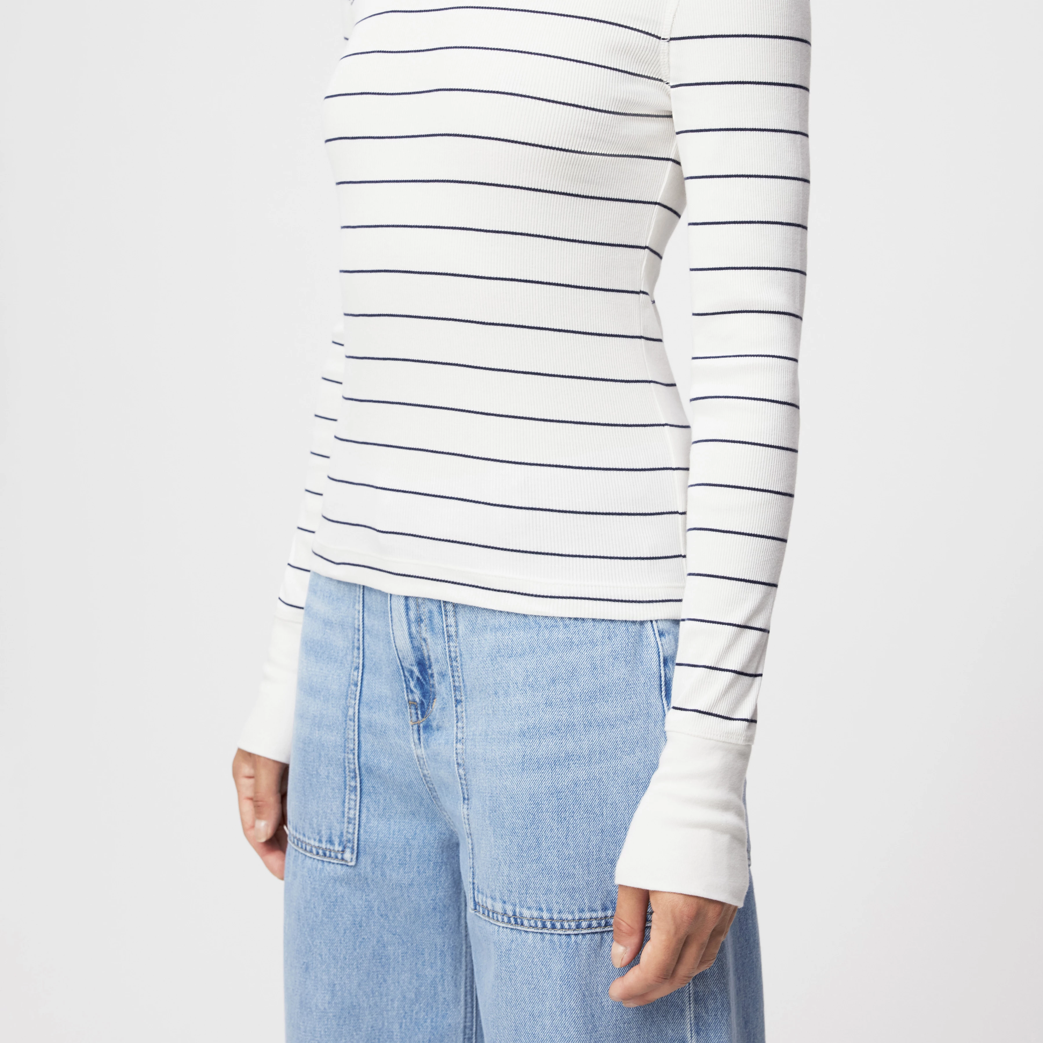 NURIT - Schmales Longsleeve in Baumwoll-Rippe - Damen - off white - Detailansicht am Model