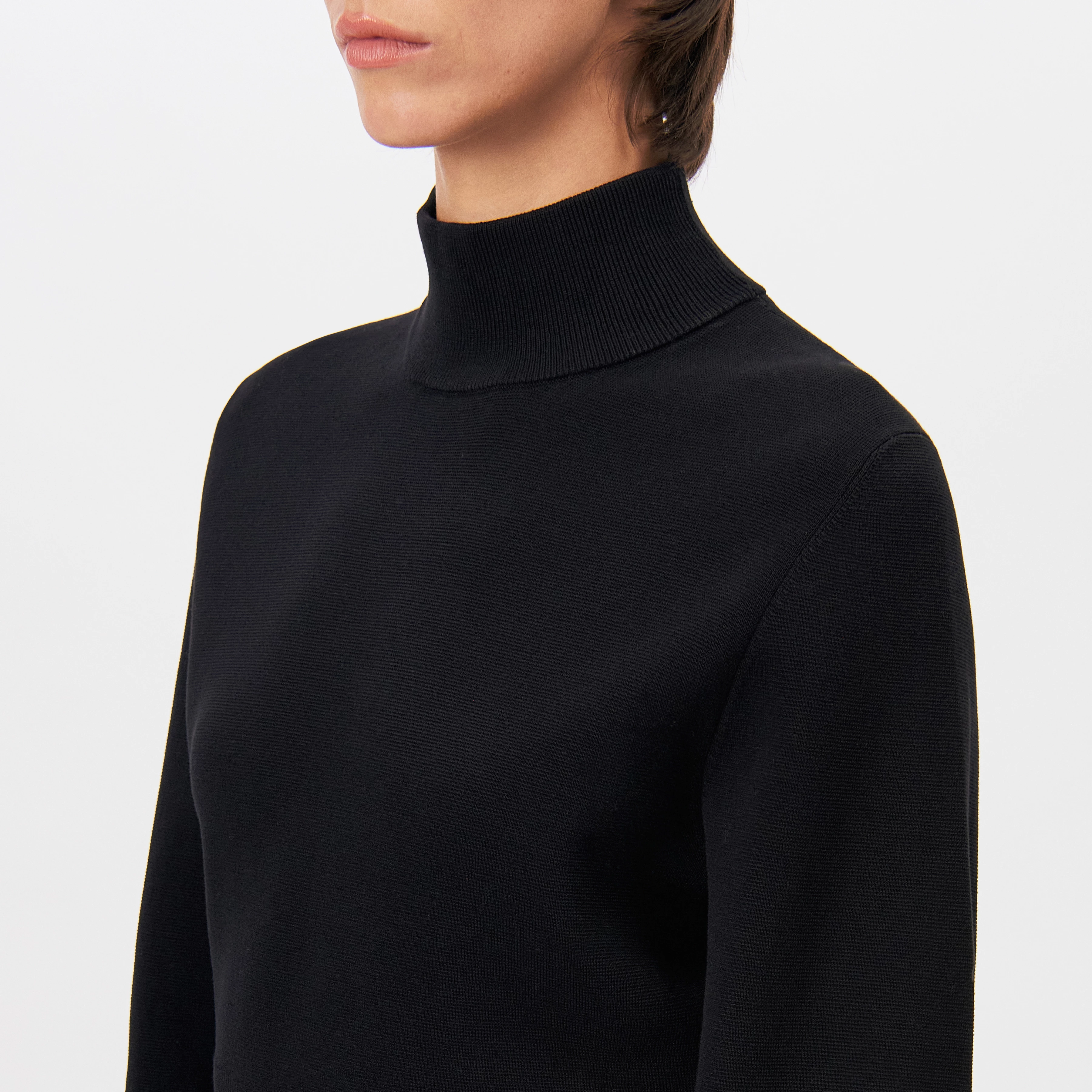 MERCELLA - Cropped cotton polo neck jumper - women - black - Detailansicht am Model