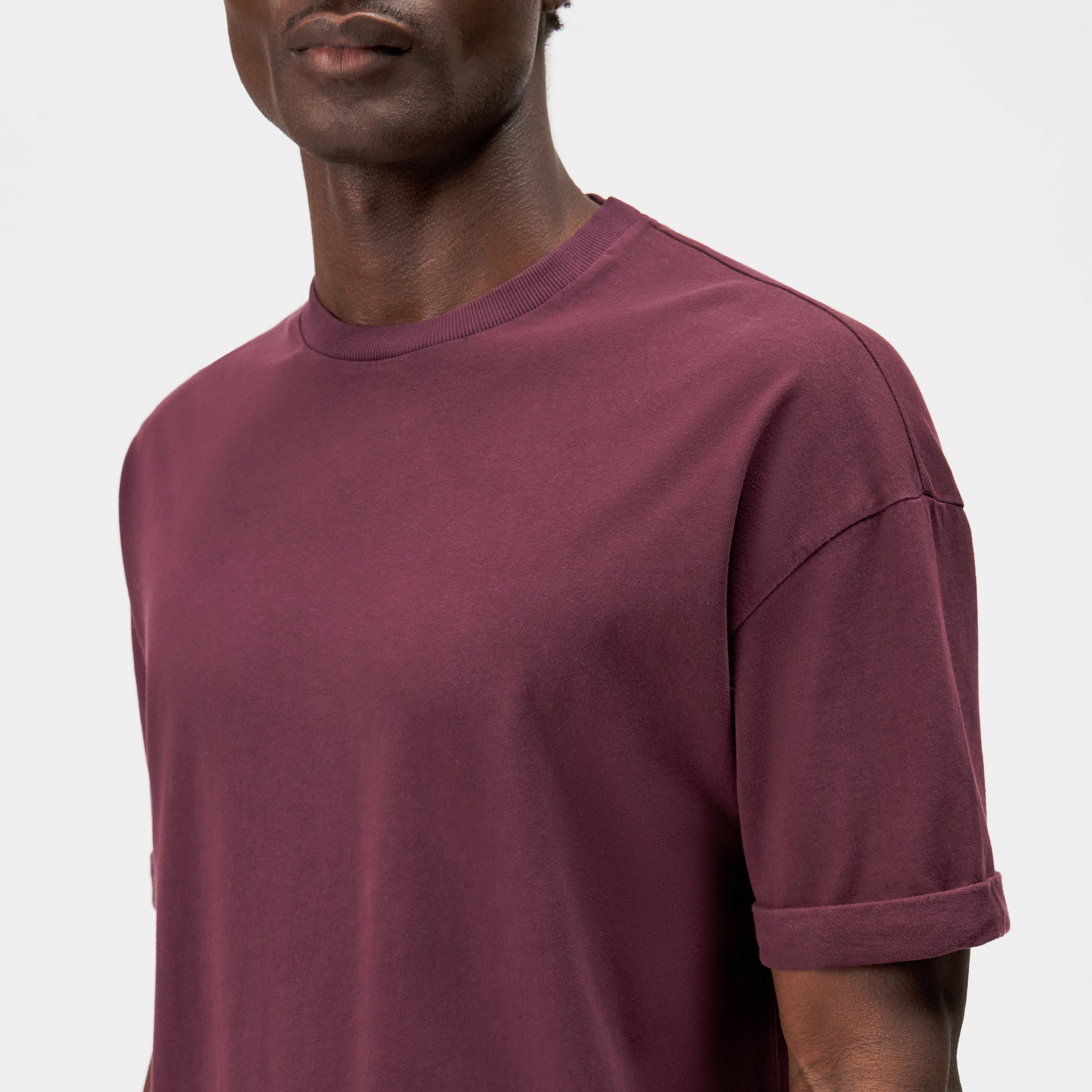 THILO - Relaxed Fit T-Shirt in softer Baumwolle und Washed Look - Herren - rot - Detailansicht am Model