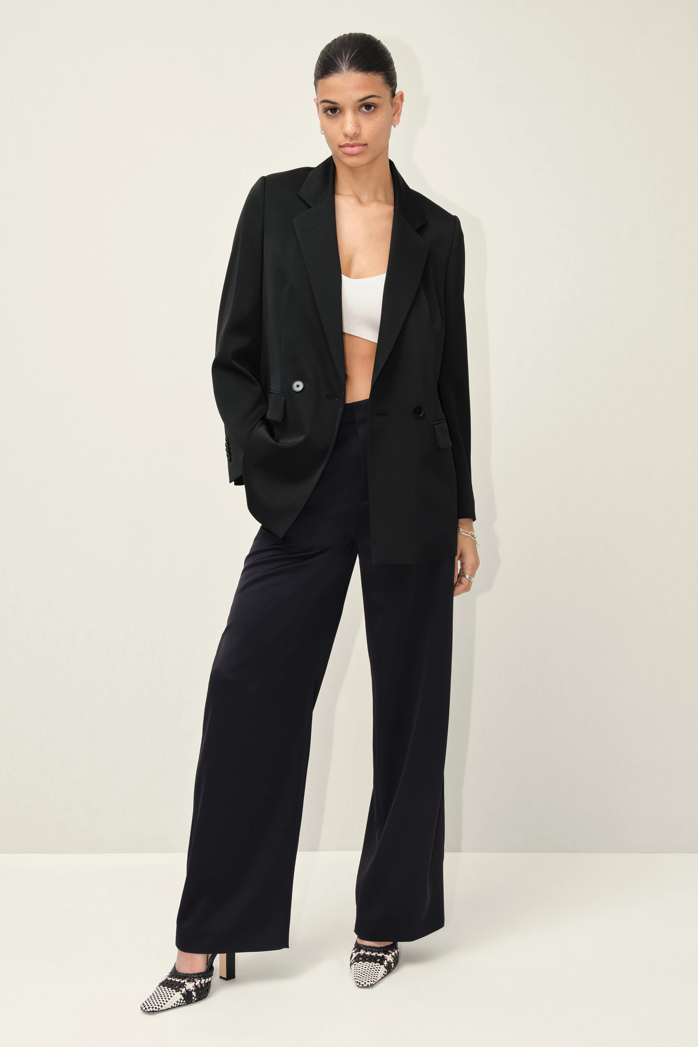 WARDLOW - Zweireihiger Blazer in Satin - Damen - schwarz - Ganzkörper-Frontansicht