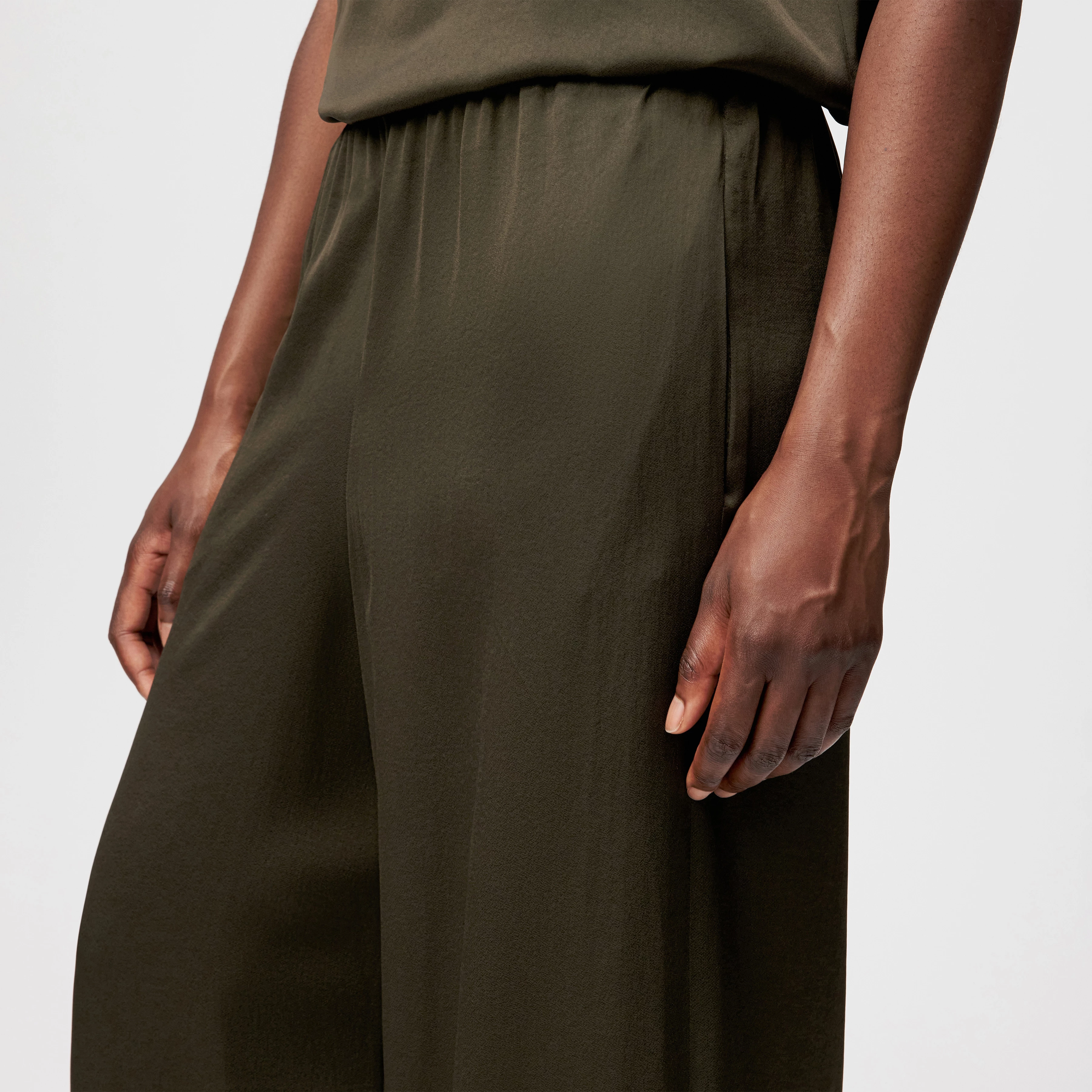 TWEEZER - Wide trousers in satin - women - green - Detailansicht am Model