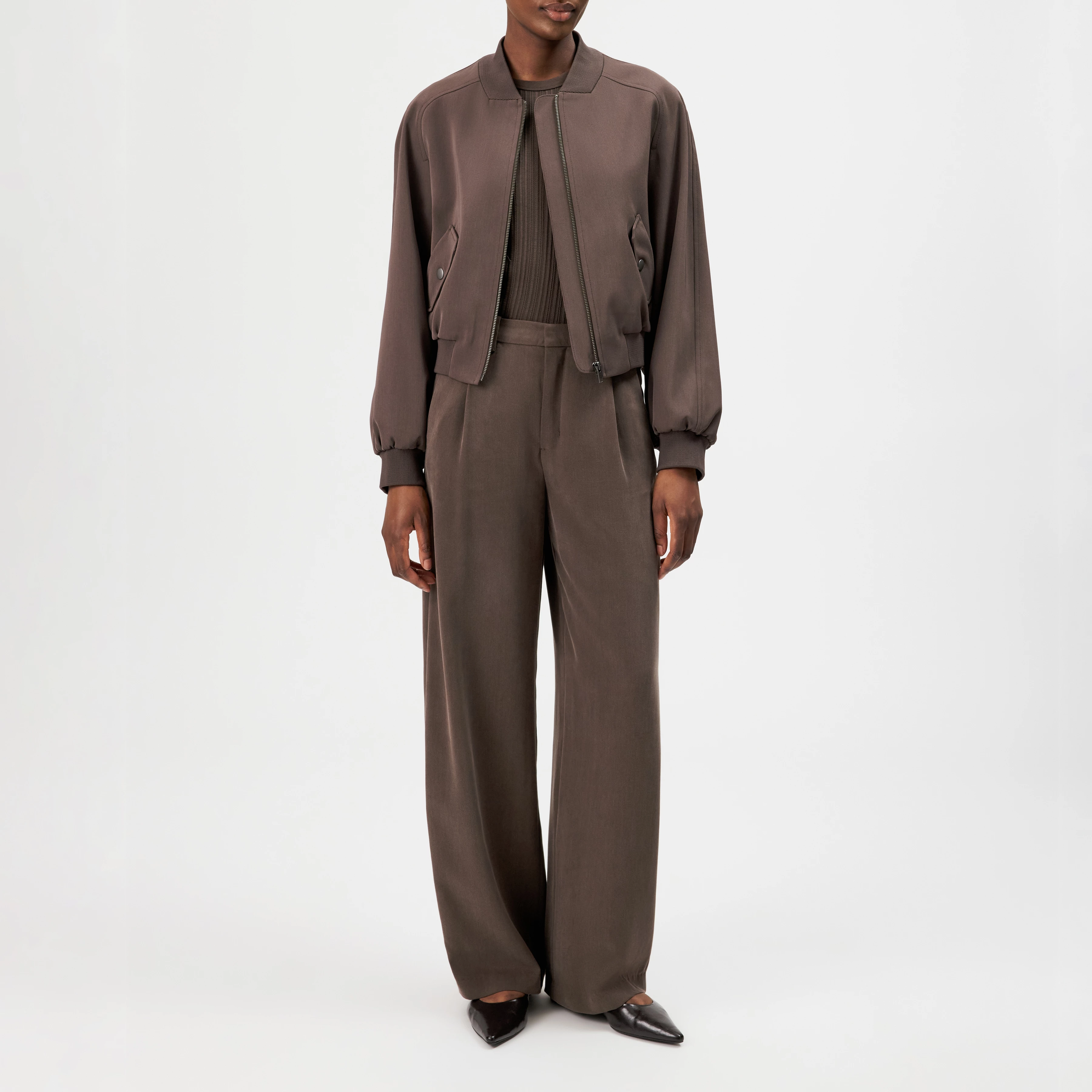 CRAWL - Pantalon à pinces en twill fluide - women - marron - Ganzkörper-Frontansicht
