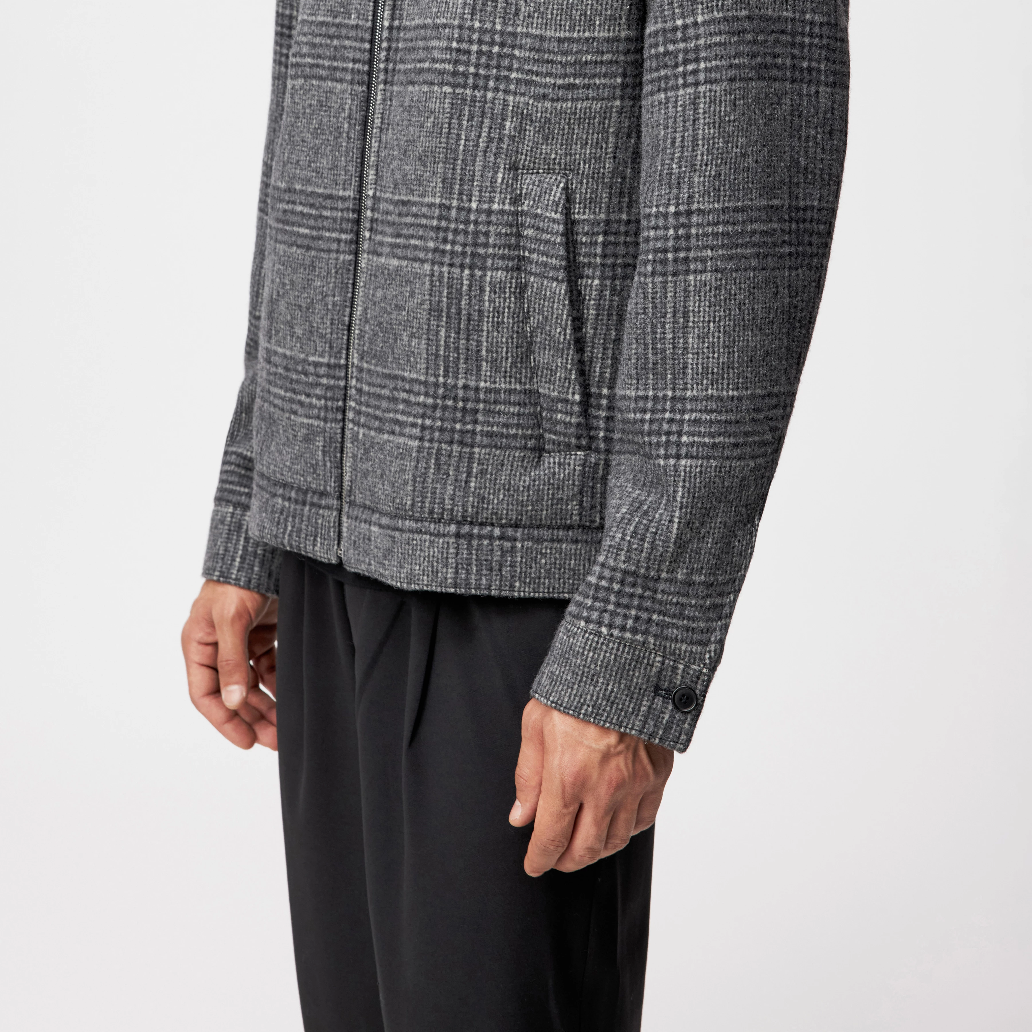 RIKKA_2 - Jacke in Flanell-Karo - Herren - grau - Detailansicht am Model