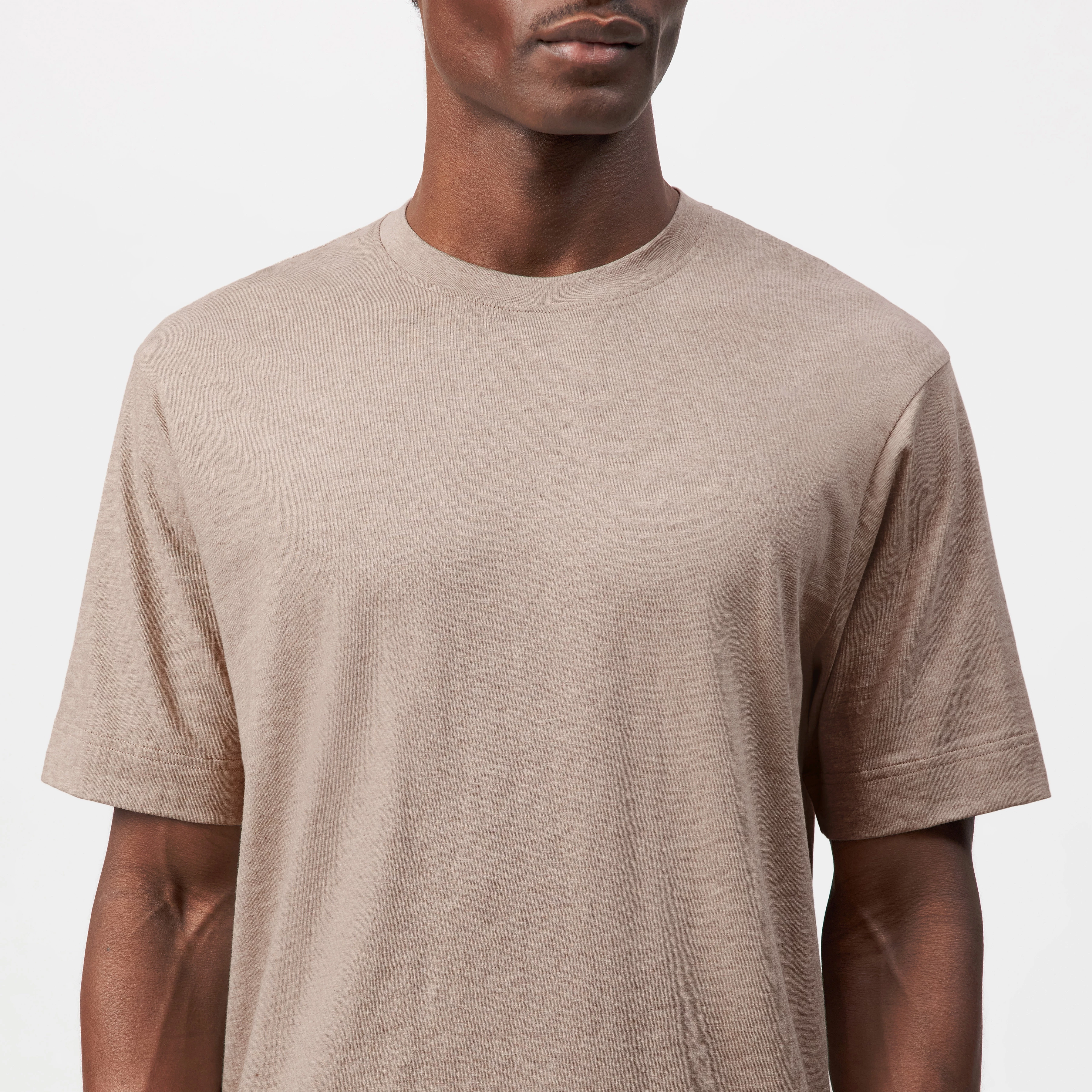 RAPHAEL - T-Shirt in reiner Baumwolle - Herren - braun - Detailansicht am Model