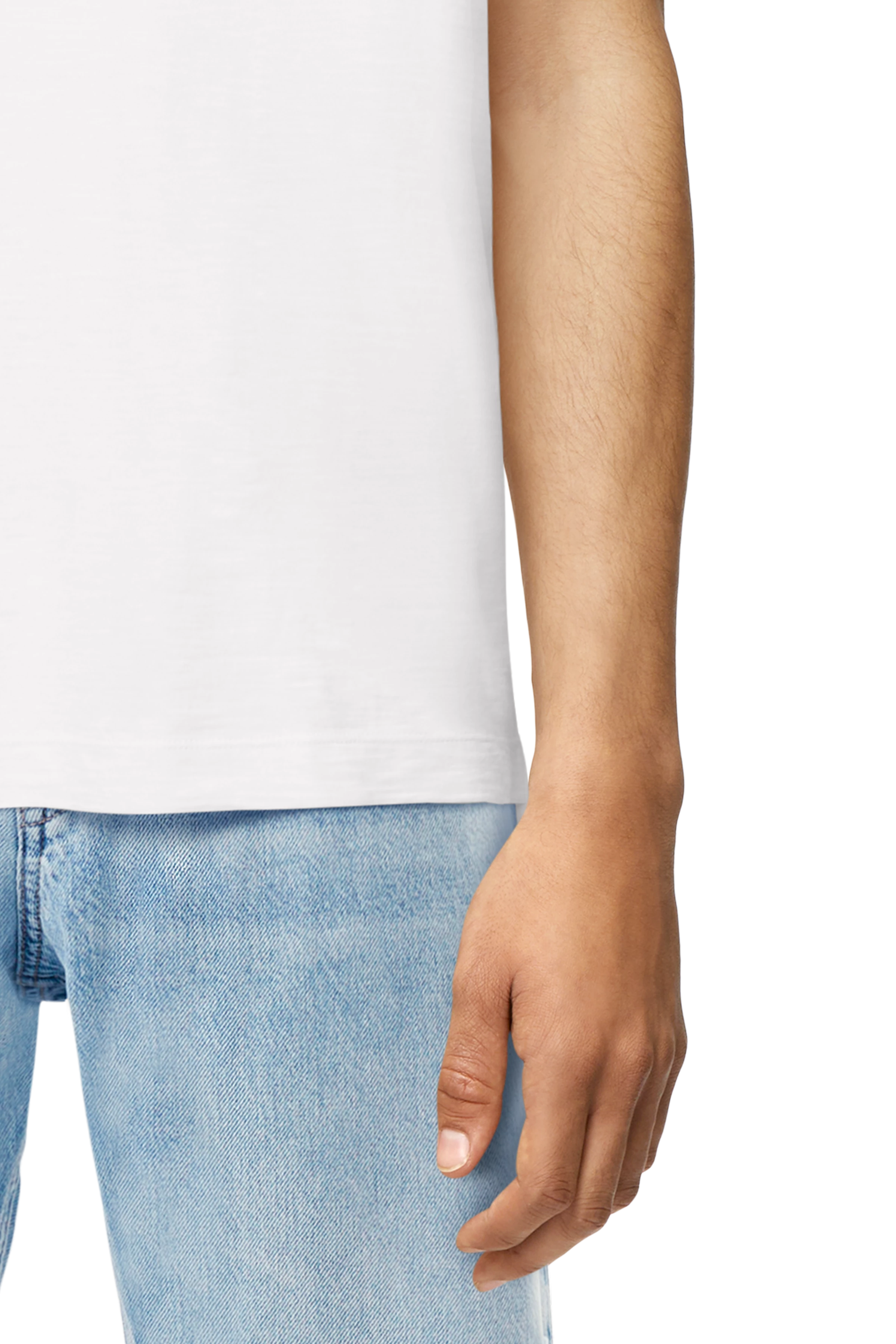 EROS - T-shirt with rolled hem - men - off white - Detailansicht am Model