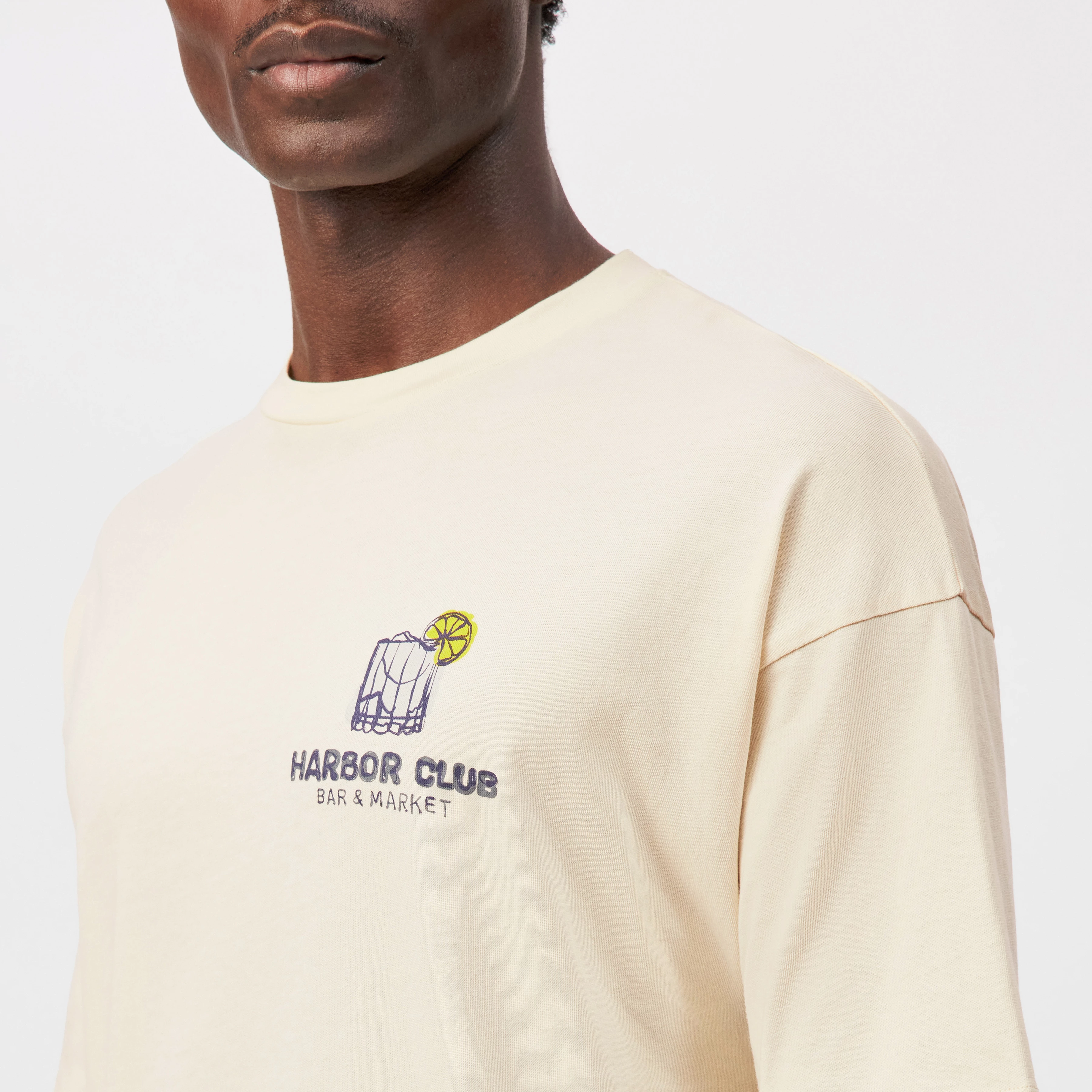 KAYRO_HC - Relaxed Fit T-Shirt in reiner Baumwolle mit Print - Herren - beige - Detailansicht am Model